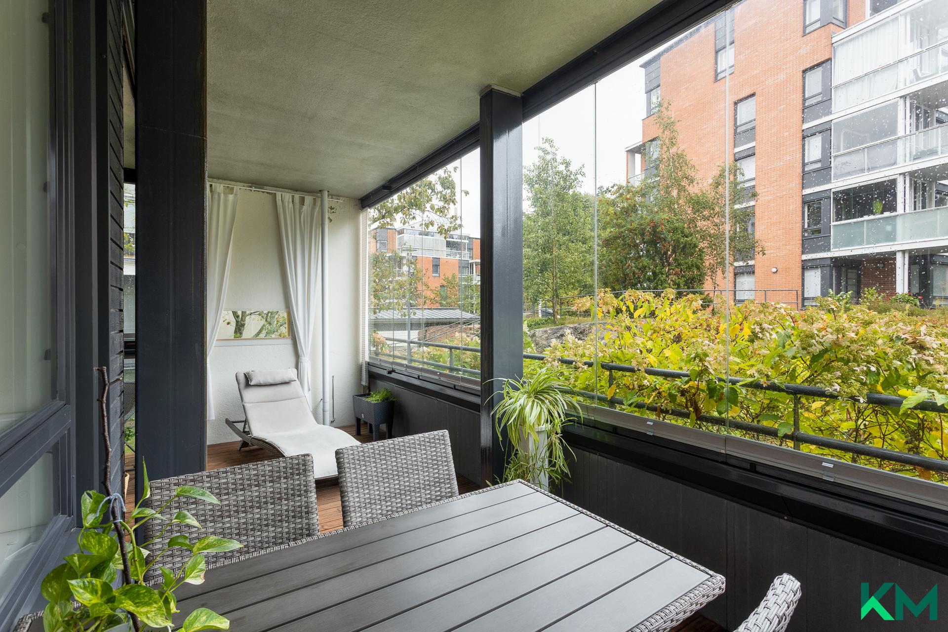 Terassiparvekkeella riittää tilaa