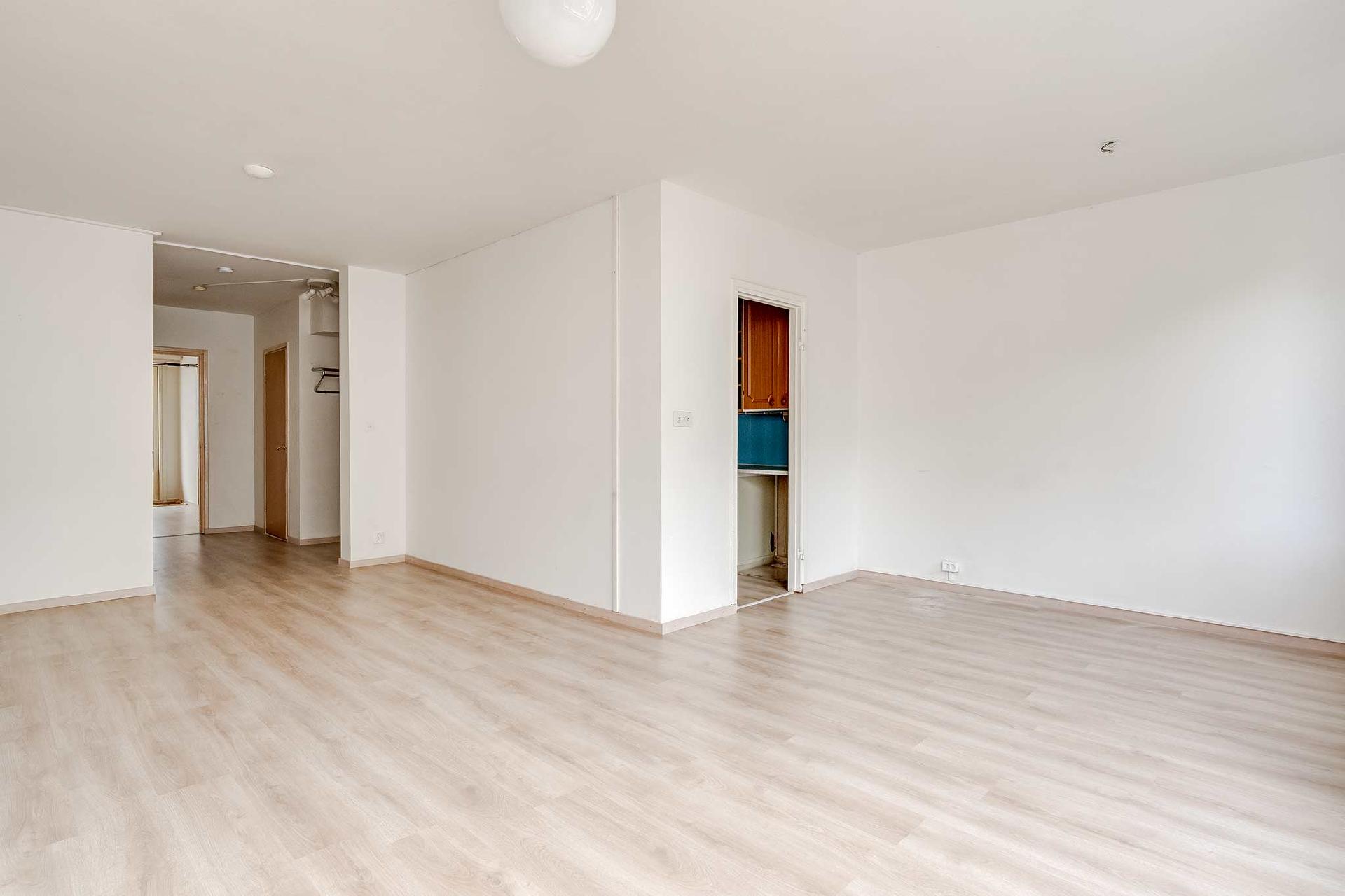 Näkymä keittiöön ja eteiseen.