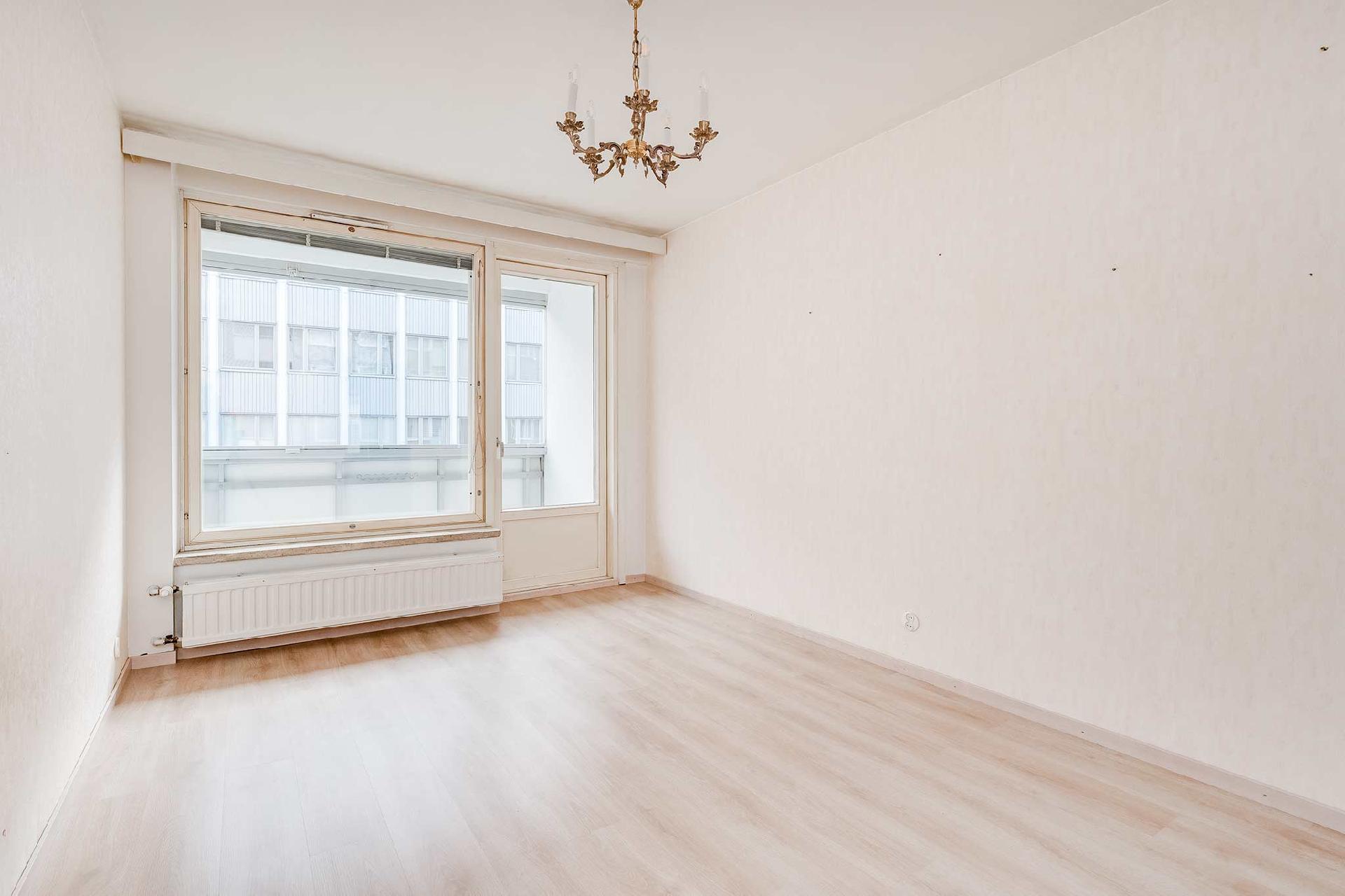 Makuuhuoneesta kulku lasitetulle parvekkeelle.