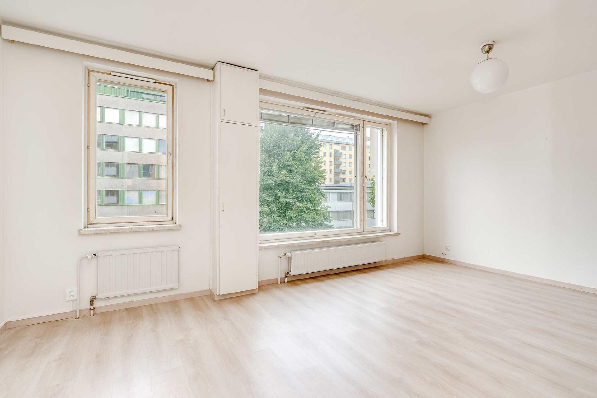 Olohuone on valoisa isojen ikkunoiden ansiosta.