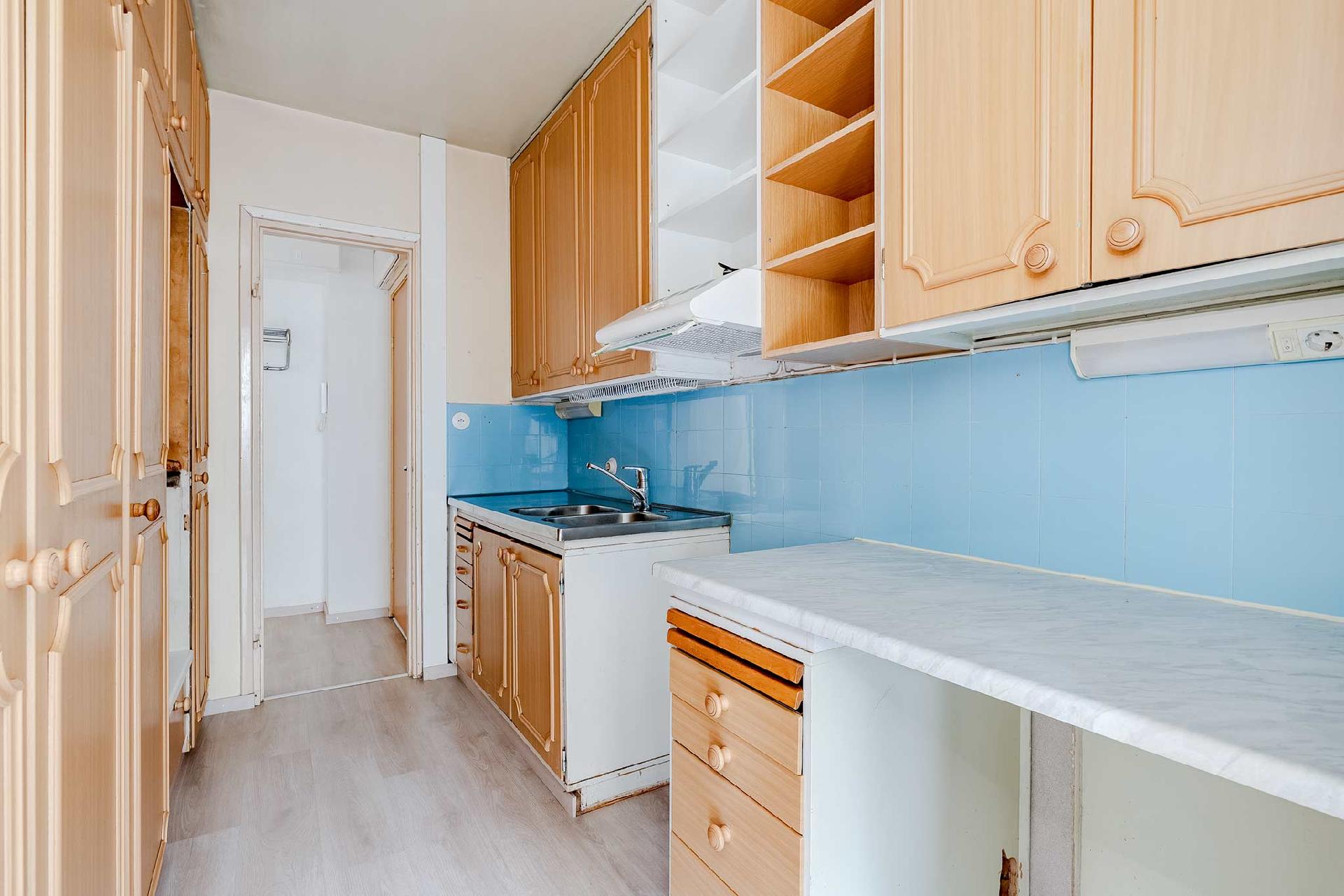 Vanhat kodinkoneet on viety pois - muokkaa tästä sinulle sopiva keittiö!