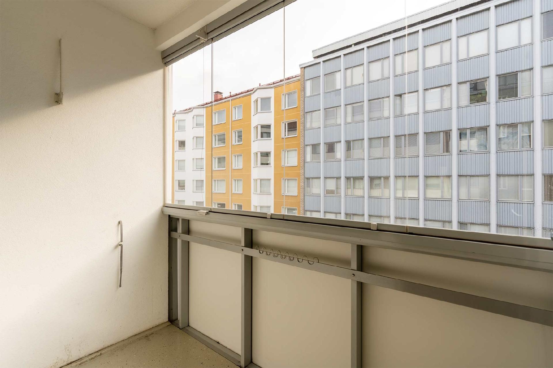 Lasitettu parveke on Näsilinnankadun suuntaan.