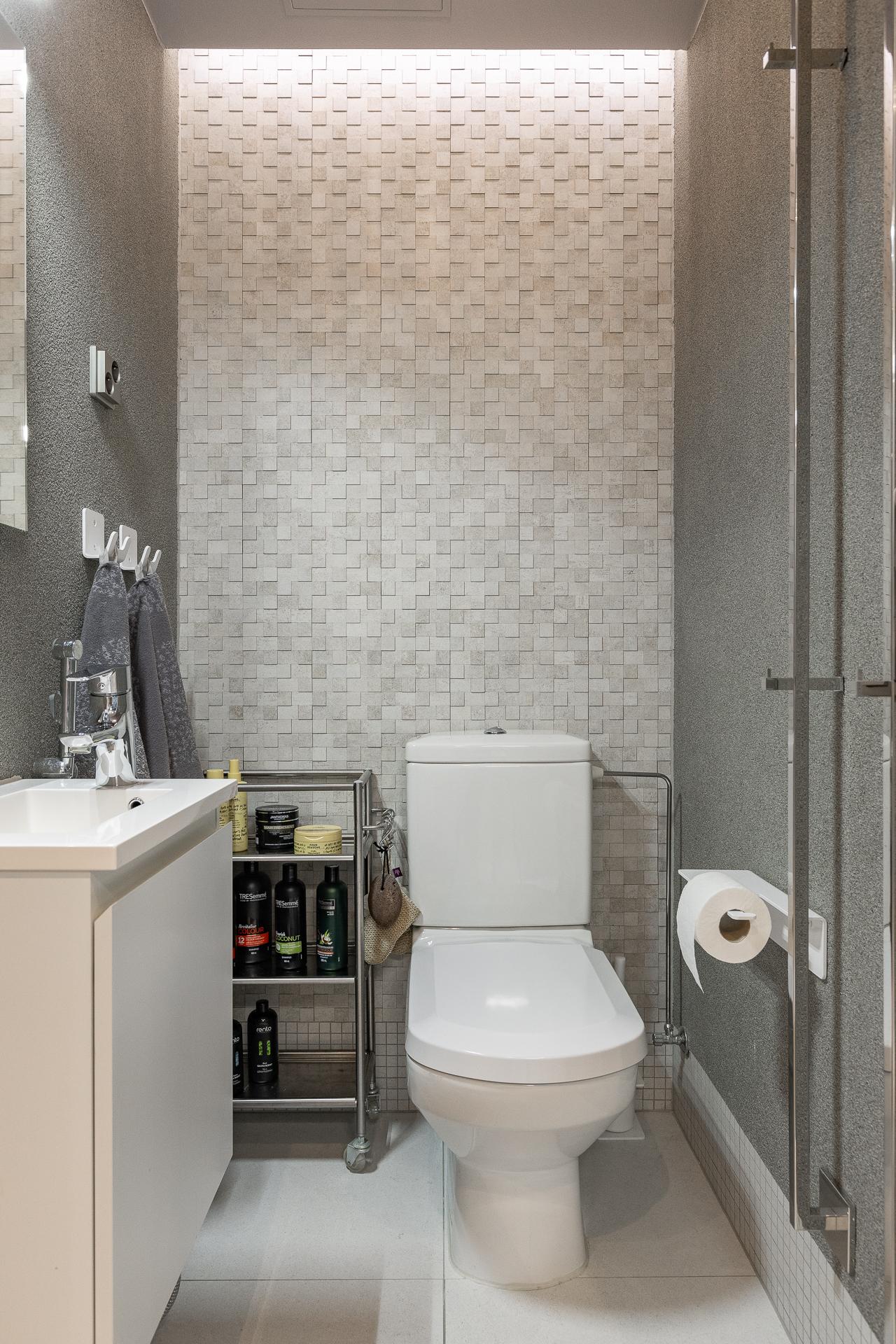 Kylpytilojen yhteydessä oleva wc