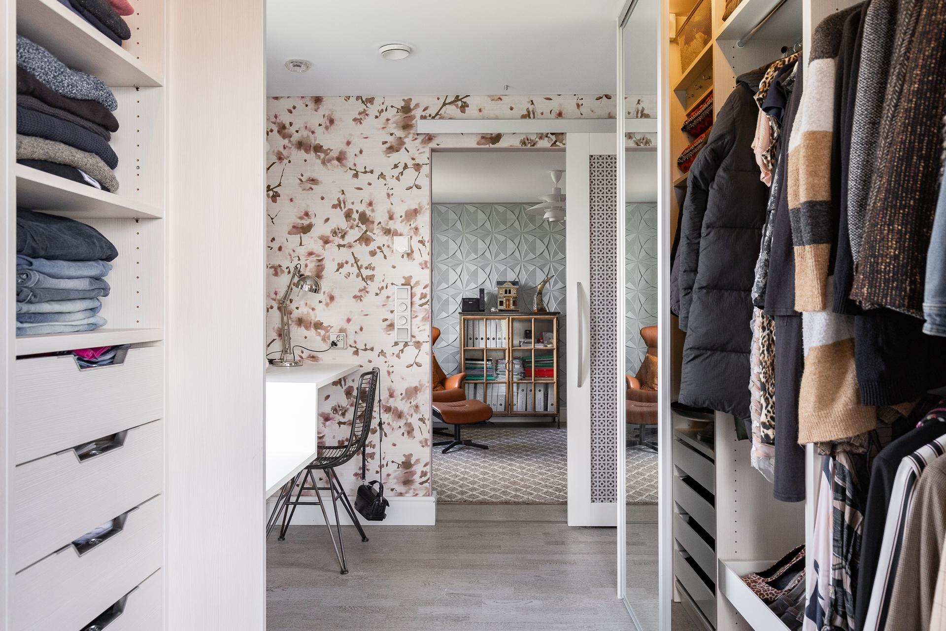 Walk-in-closet ja pukeutumistila