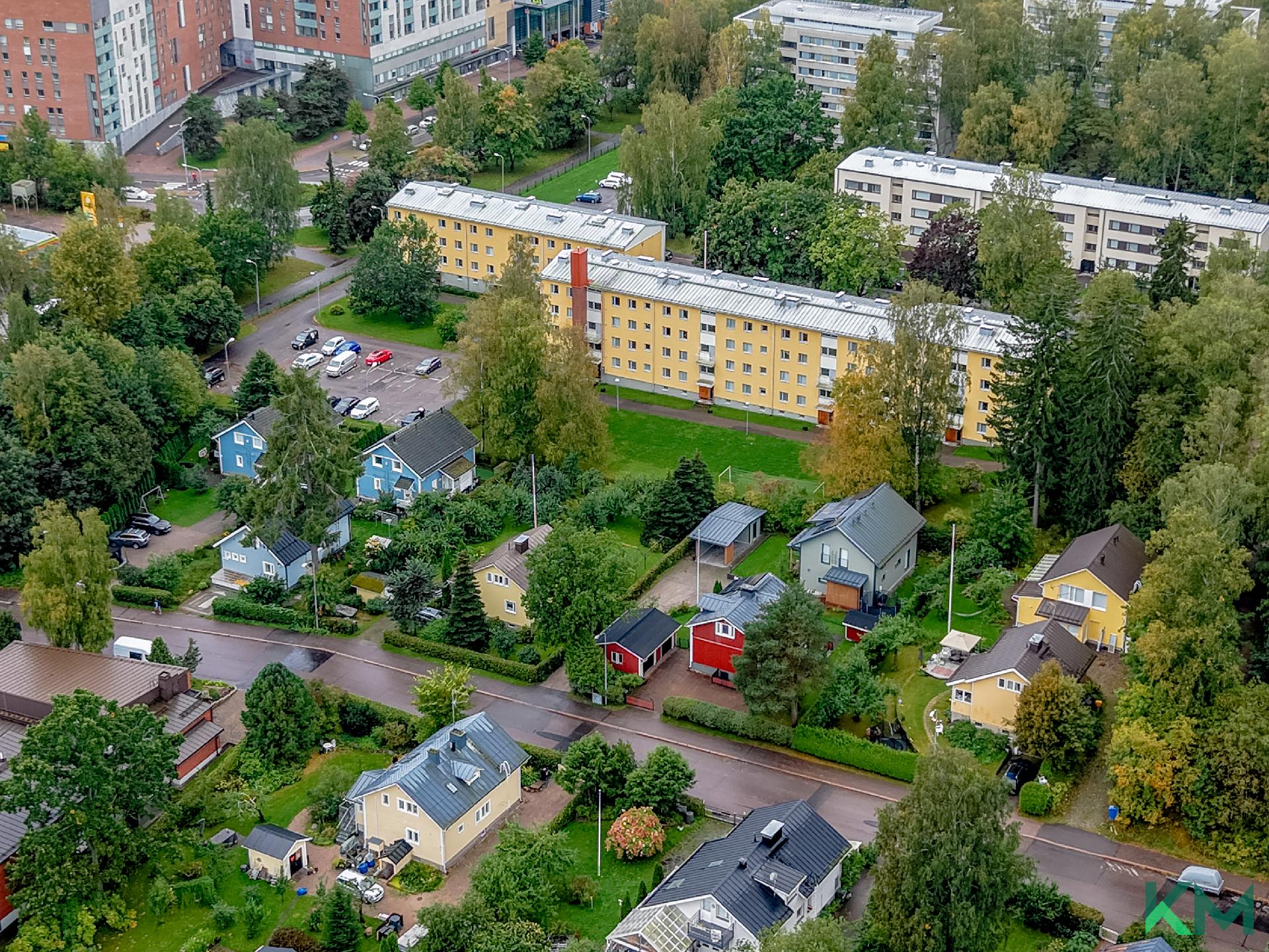 Naapuritontilta alkaa Vartiokylän omakotitaloalue. 