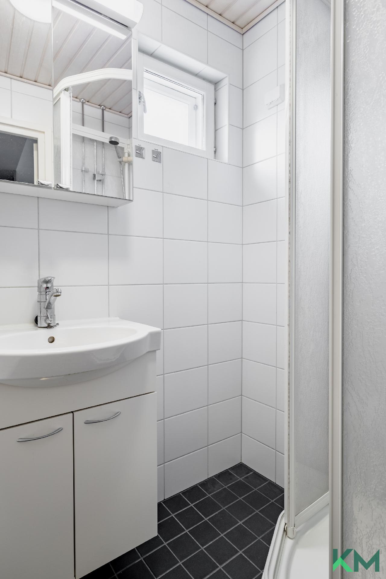 Kylpyhuonessa on tilaa pyykkikoneelle