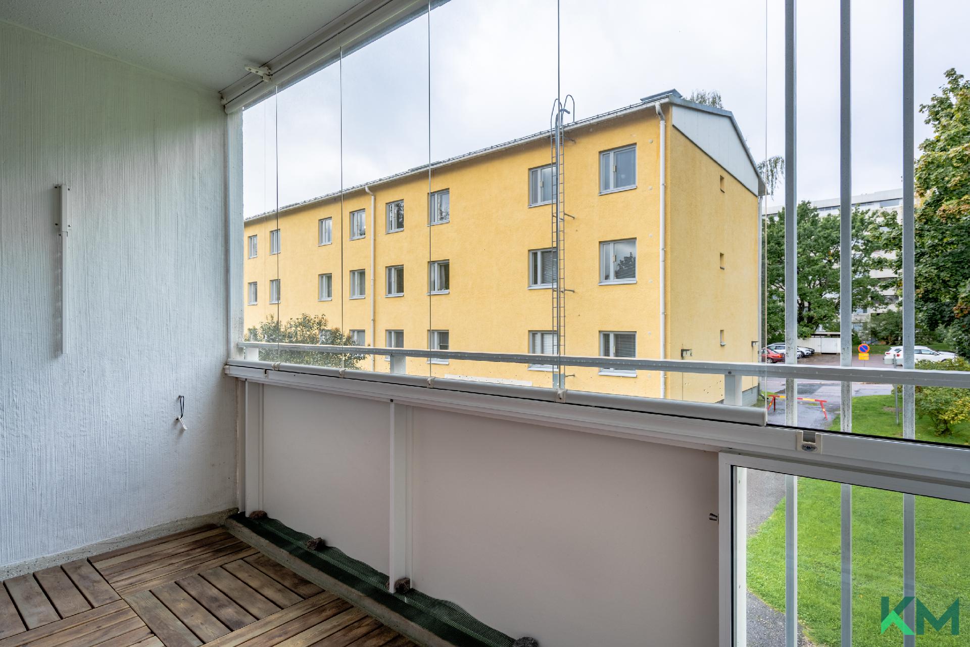 Lasitettu parveke tuo mukavuutta ympäri vuoden.