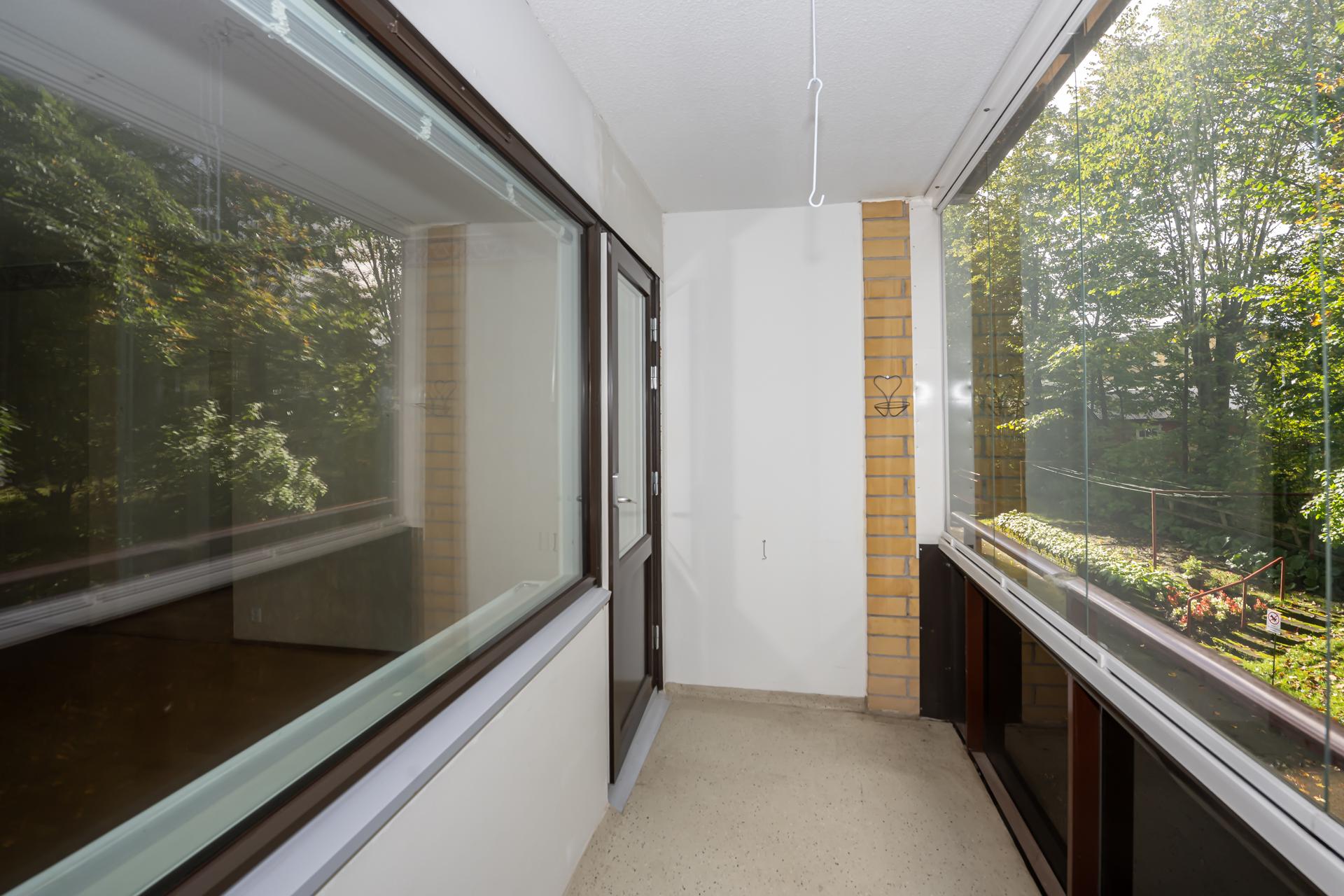 Lasitettu parveke avautuu pientaloalueen suuntaan.