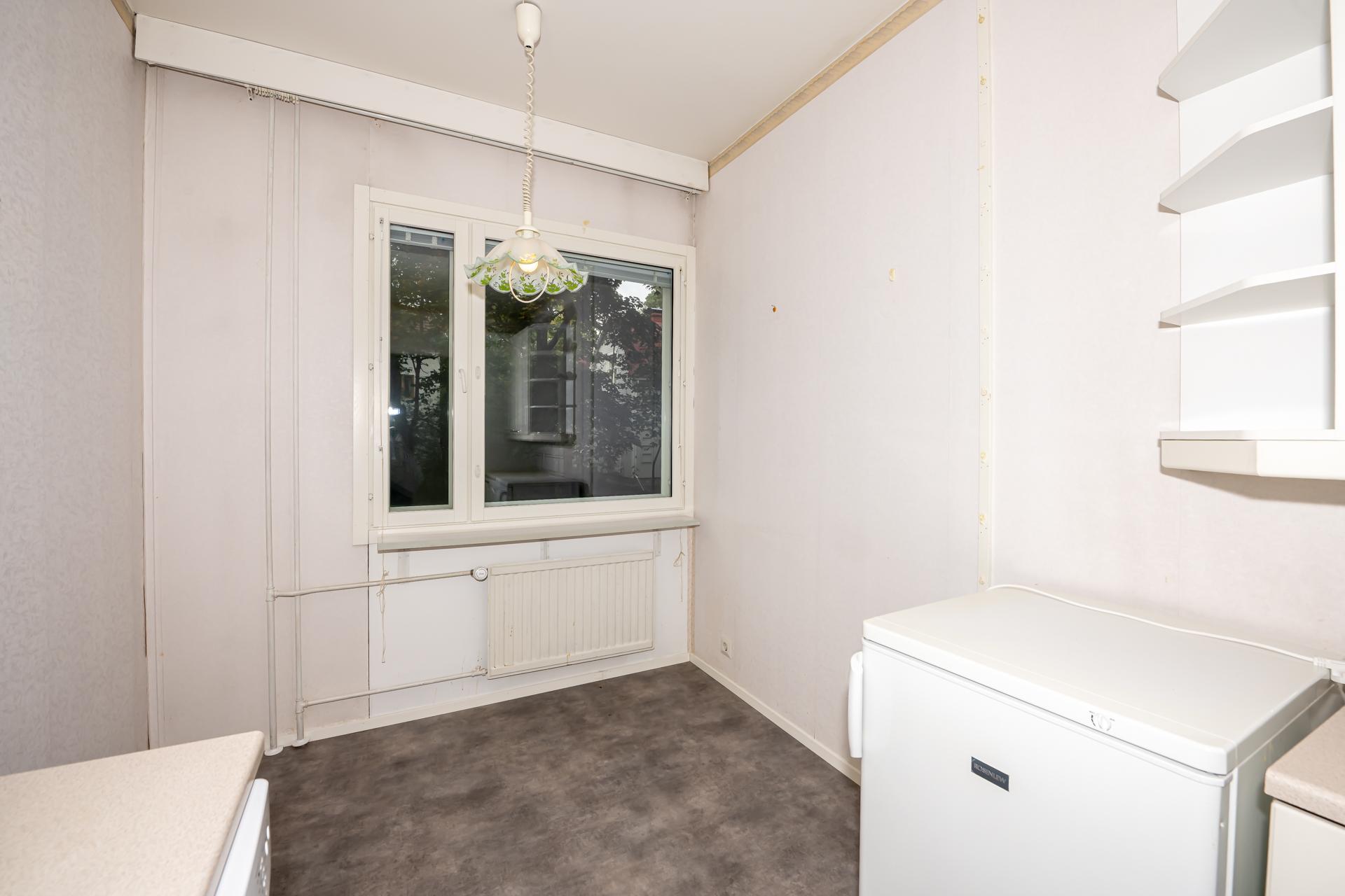 Ikkunan edessä on hyvä tila ruokapöydälle.