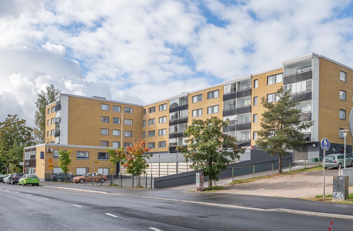 Lyhyt matka palveluihin! Taloyhtiön edessä on linja-autopysäkki ja rautatieasemalle on matkaa alle kilometri. Tervetuloa esittelyyn!