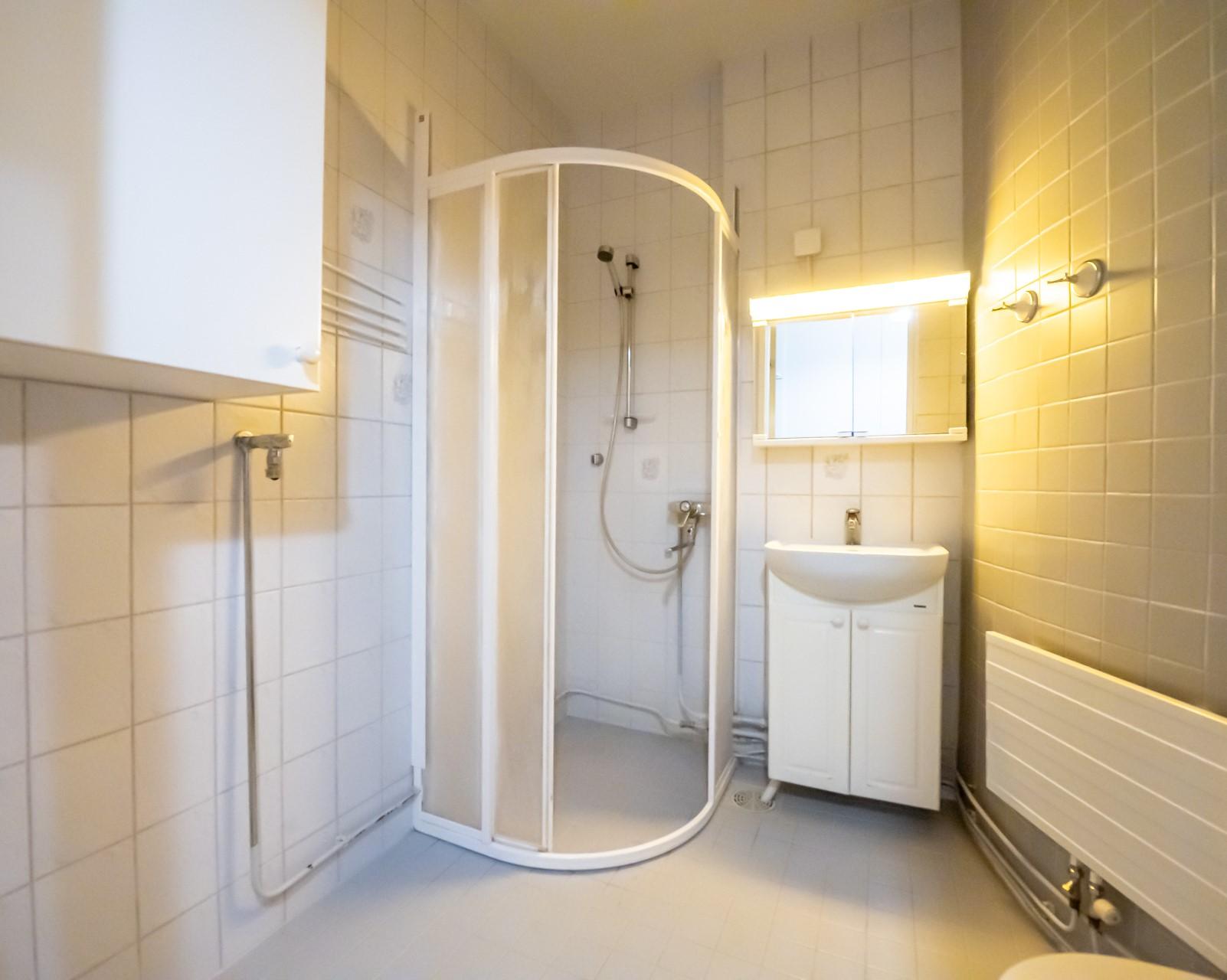 Kylpyhuone/wc on laatoitettu.