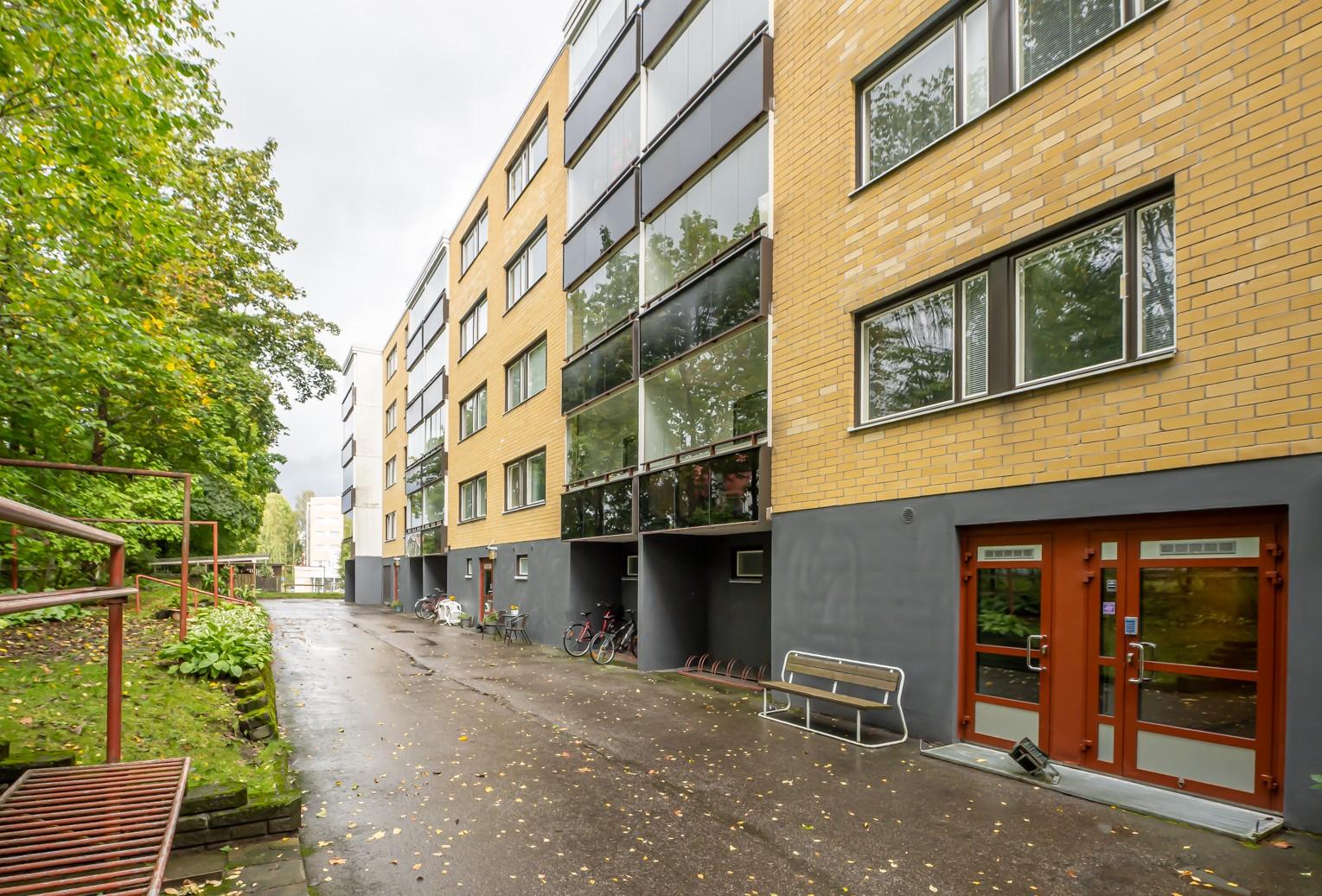 Taloyhtiön sisäpihaa.