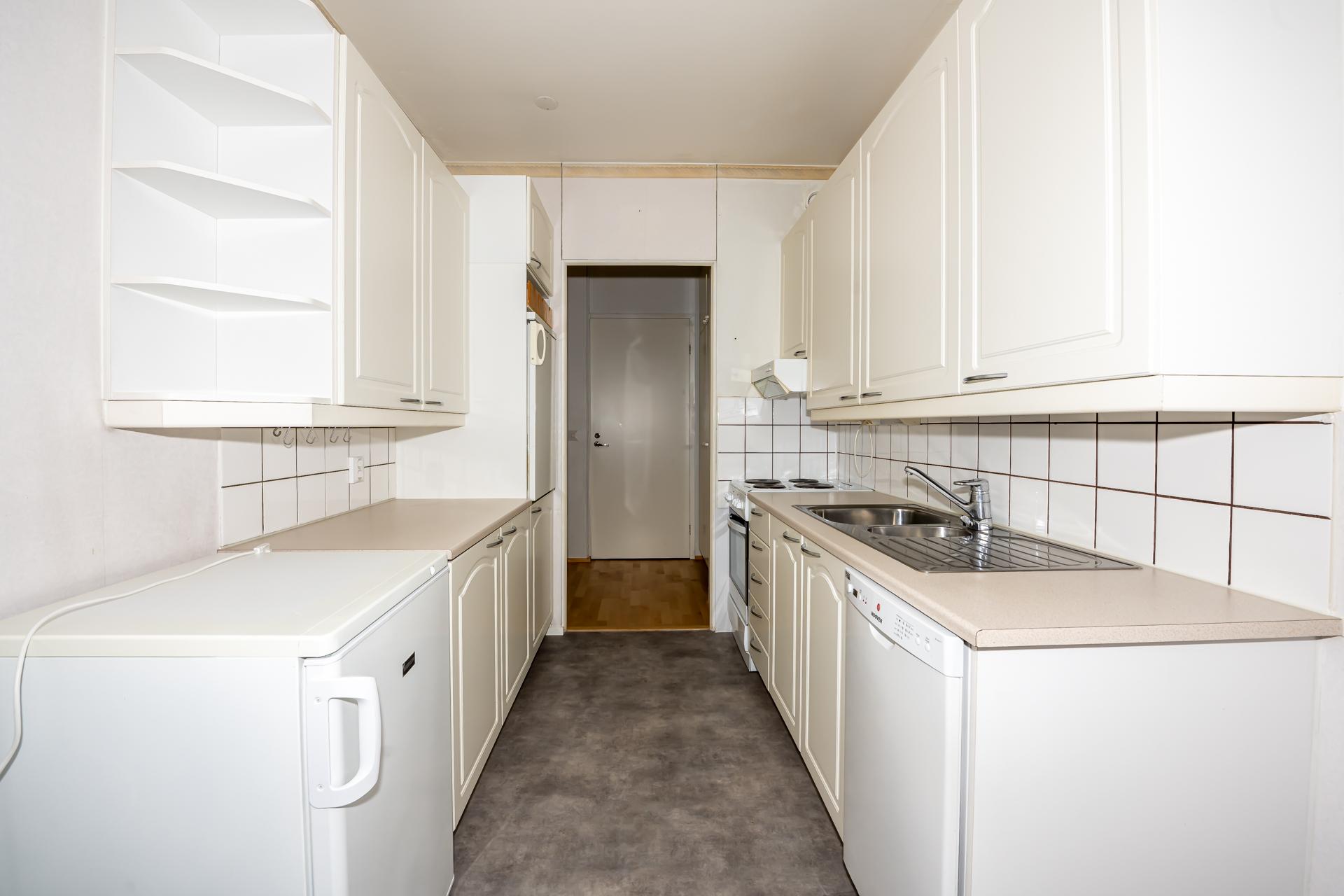 Näkymä eteiseen ja ulko-ovelle.