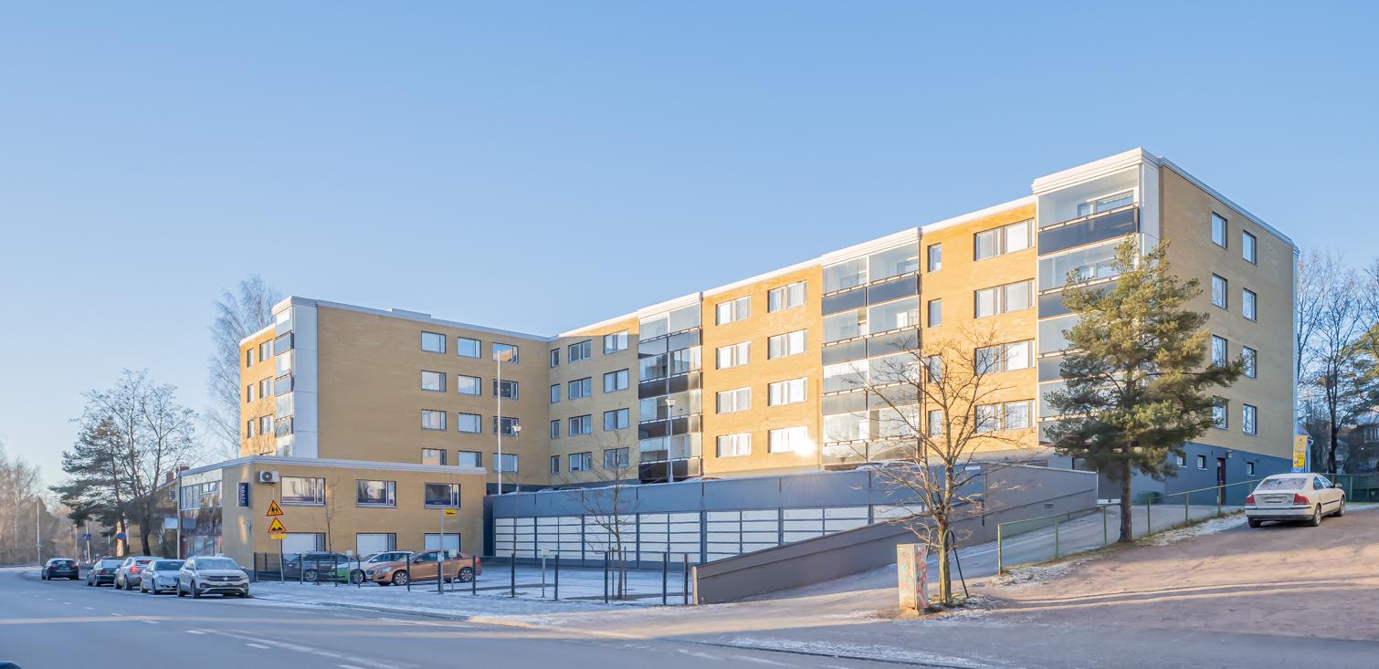 Lyhyt matka palveluihin! Taloyhtiön edessä on linja-autopysäkki ja rautatieasemalle on matkaa alle kilometri. Tervetuloa esittelyyn!