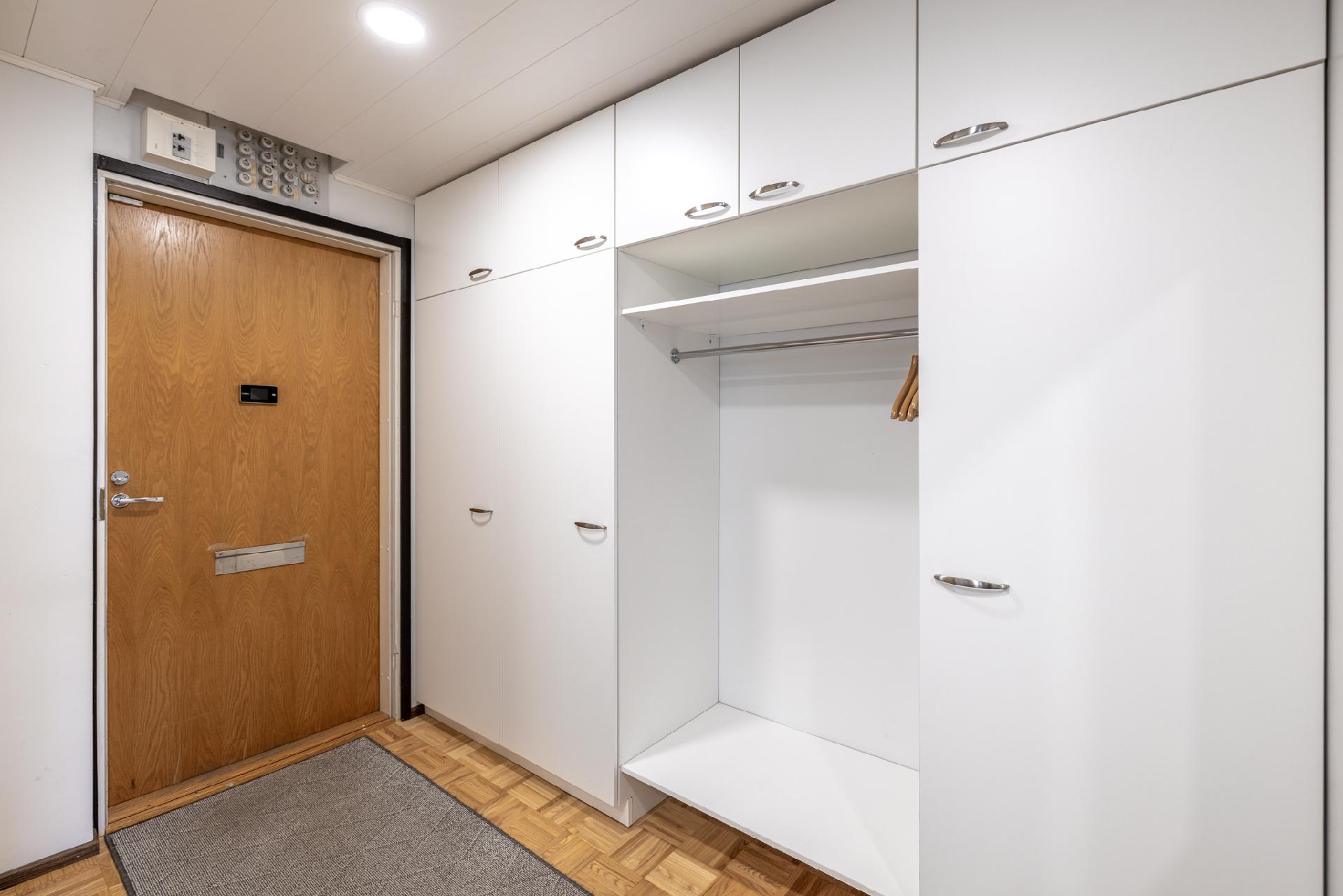 Eteisessä paljon säilytystilaa!