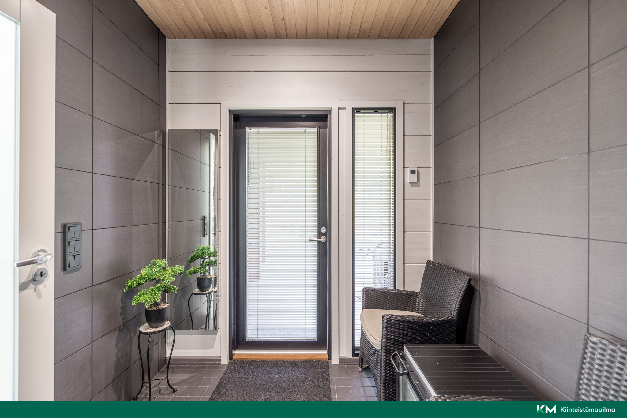 Pukuhuoneesta käynti suojaisalle terassille