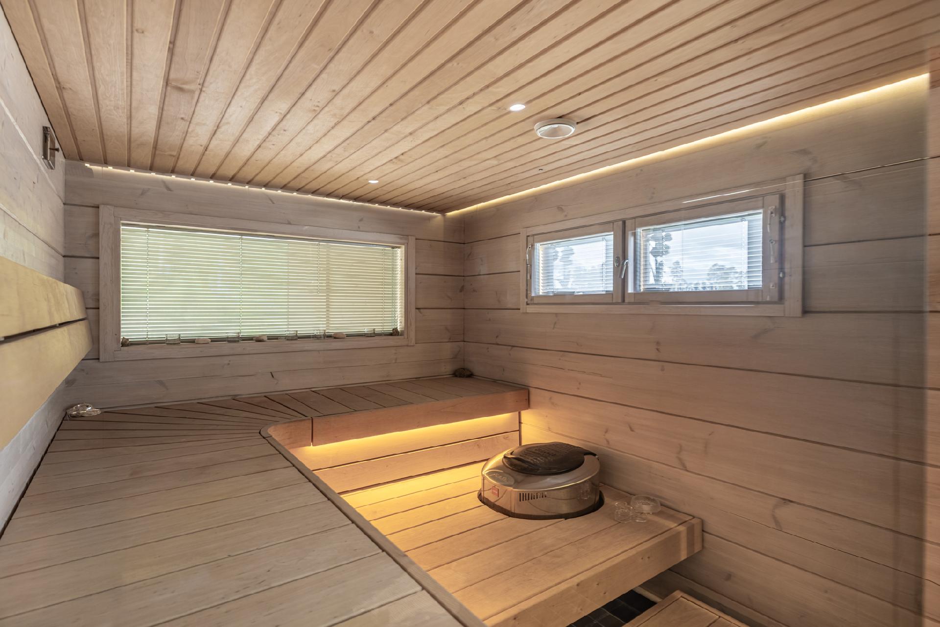 Saunassa ikkunat kahteen eri ilmansuuntaan.