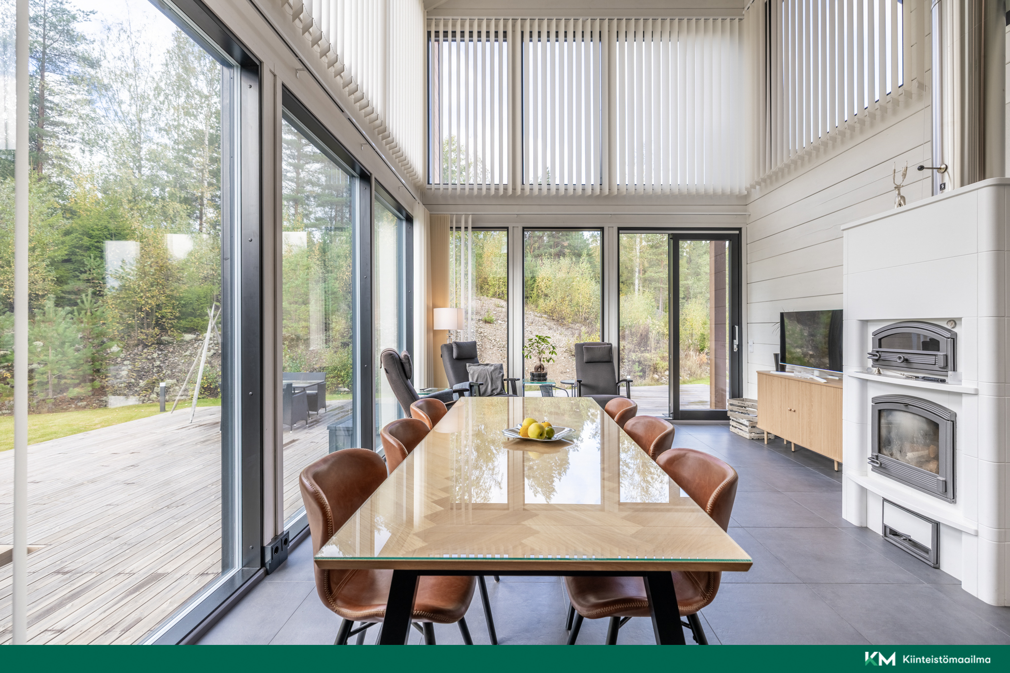 Upea huonekorkeus tuo lisää tilan tuntua.