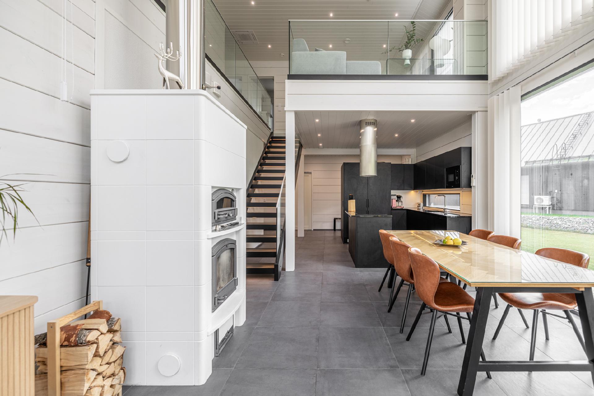 Olohuoneessa varaava takka/leivinuuni