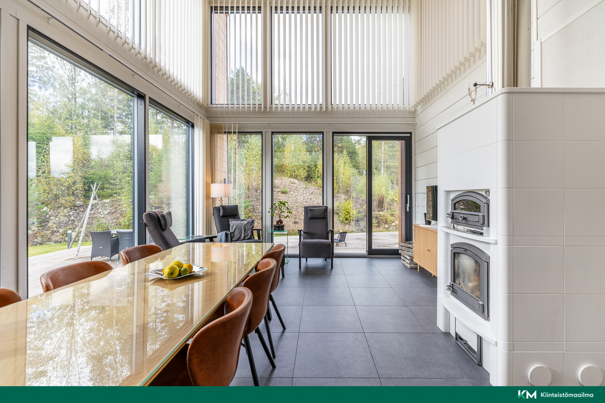 korkeista ikkunoista tulvii valoa sisätiloihin