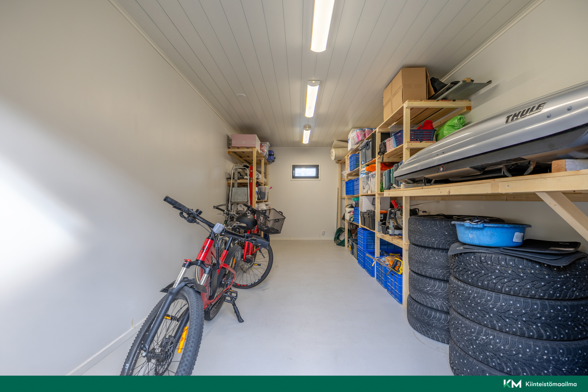 Autokatoksen yhteydessä tilava lämmin varasto