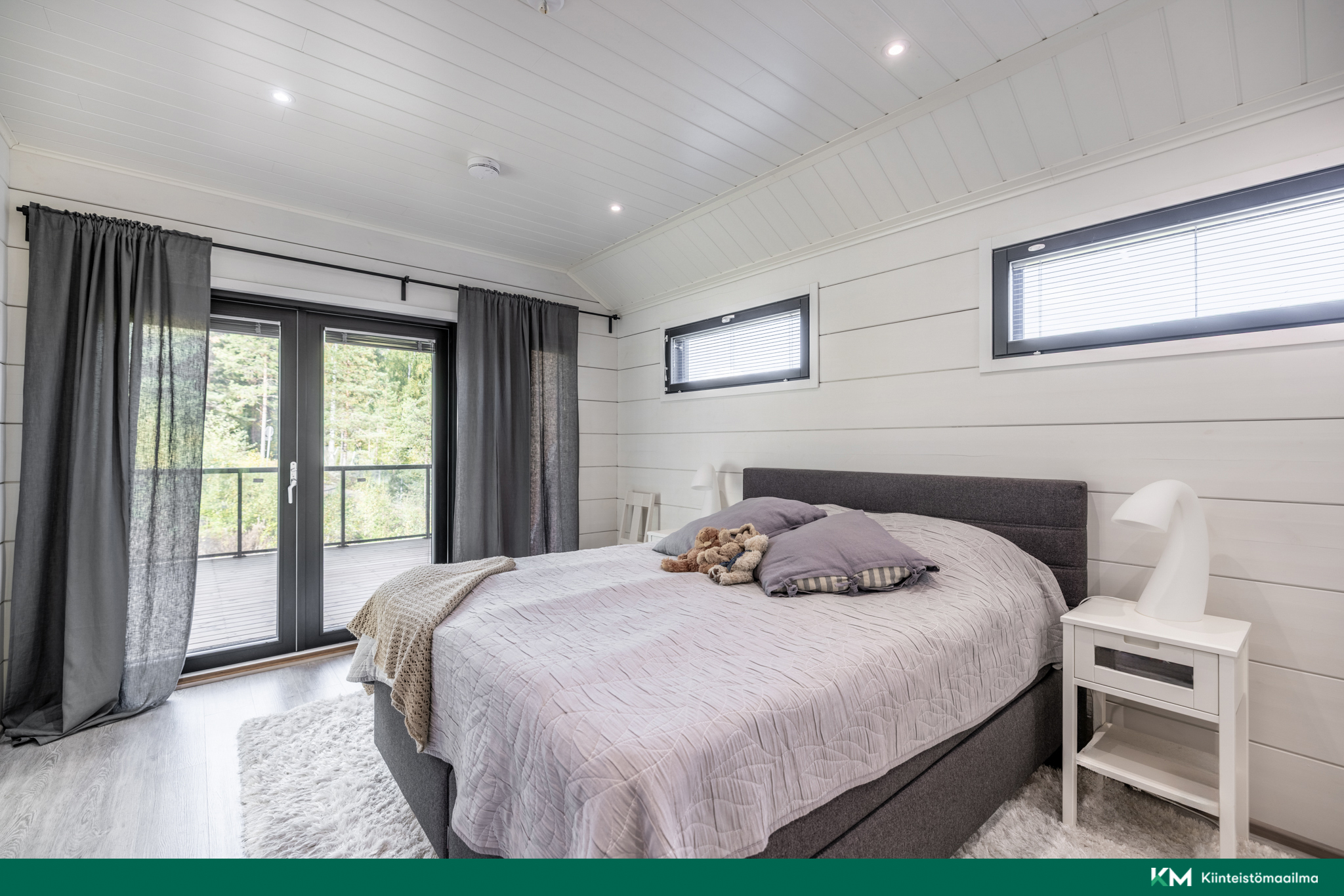 Päämakuuhuoneen yhteydessä tilava parveke