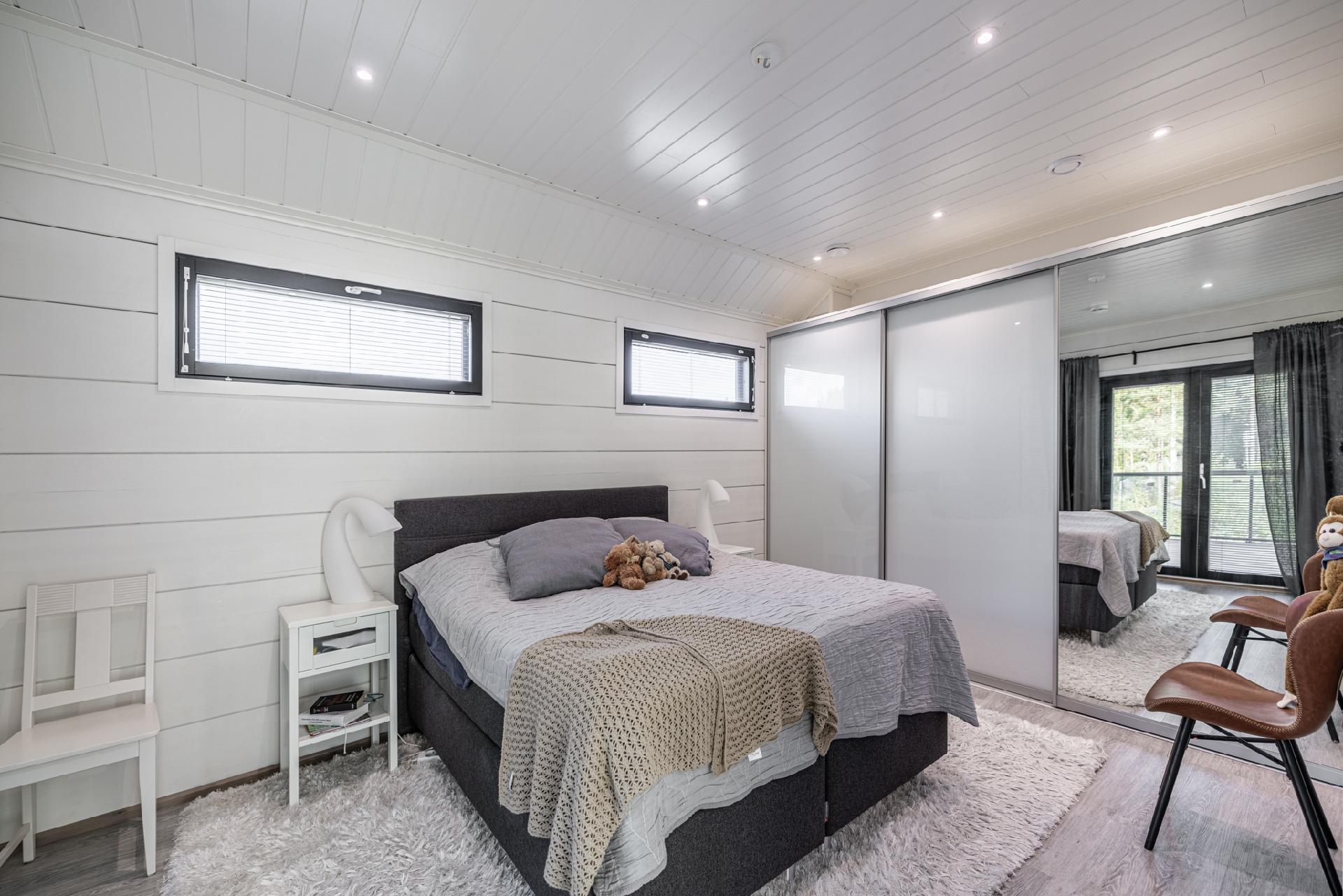 Yläkerran päämakuuhuone