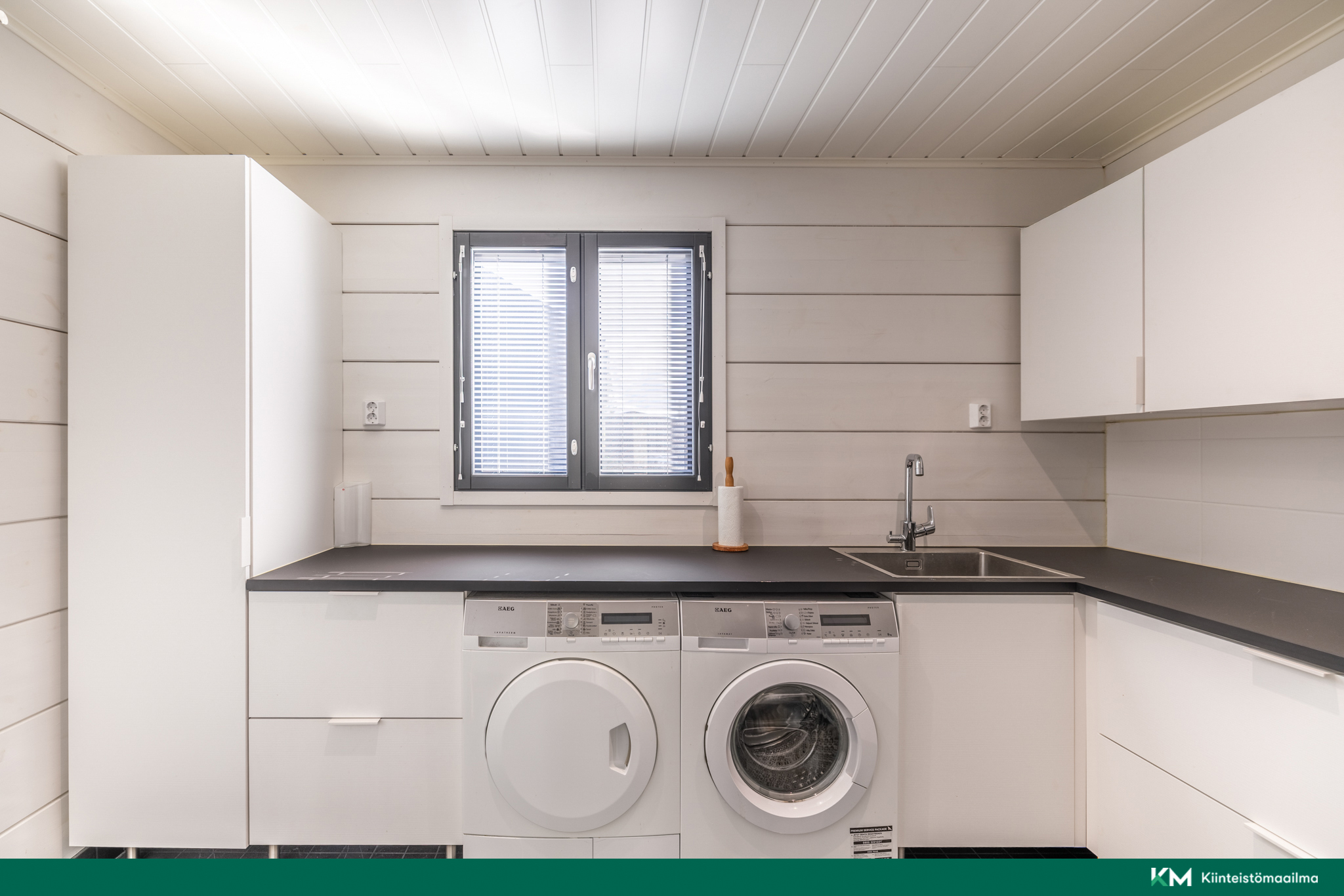 Valoisa kodinhoitohuone sijaitsee eteisen vieressä