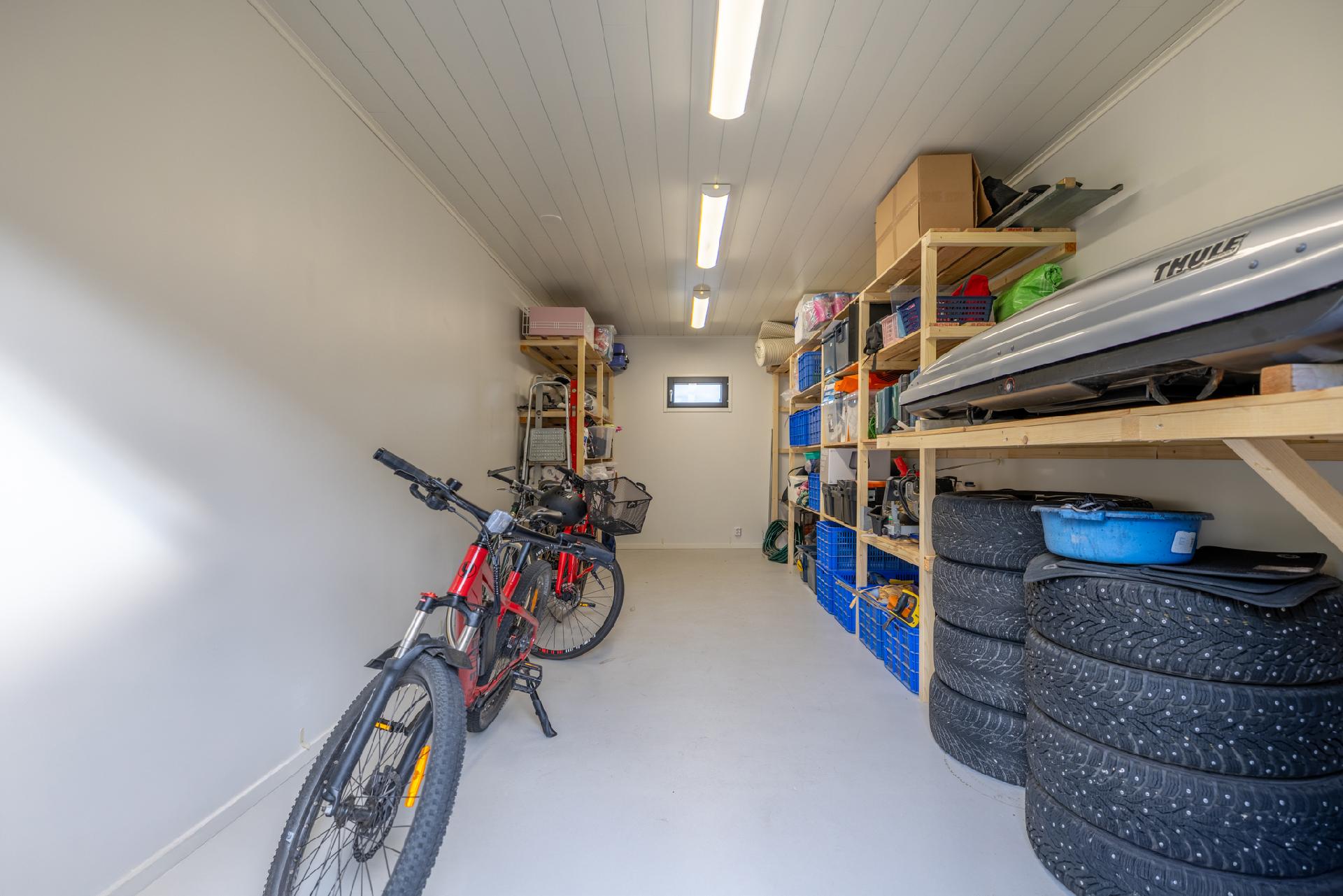 Autokatoksen yhteydessä oleva varasto.