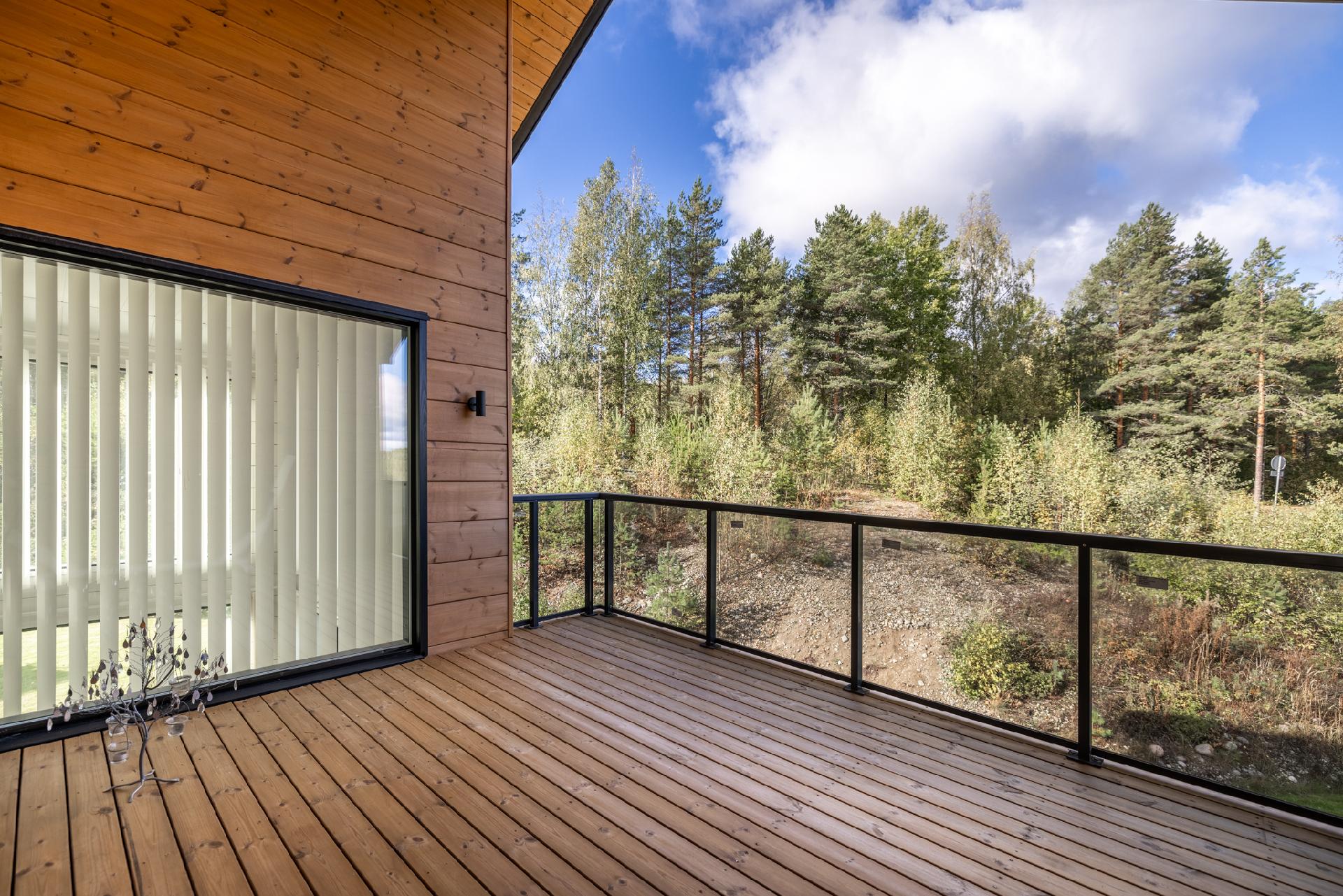 Parveke ilta-aurinkoon.