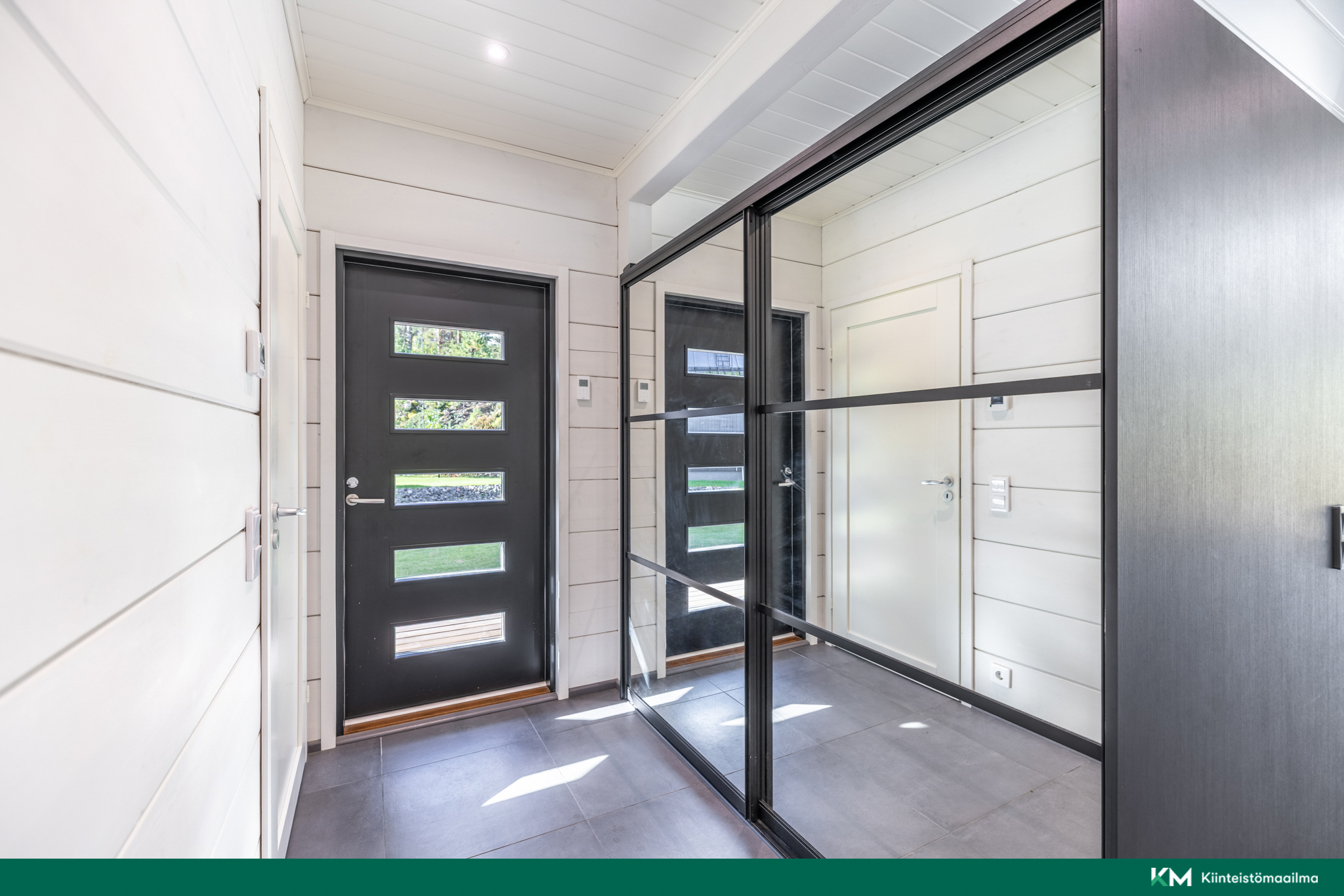 Eteisaulassa lukuovikaapistossa hyvät säilytystilat