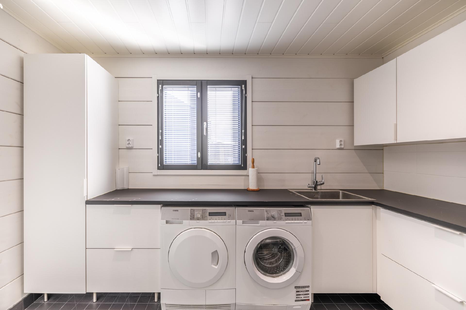 Kodinhoitohuoneessa paljon laskutilaa ja säilytystilaa