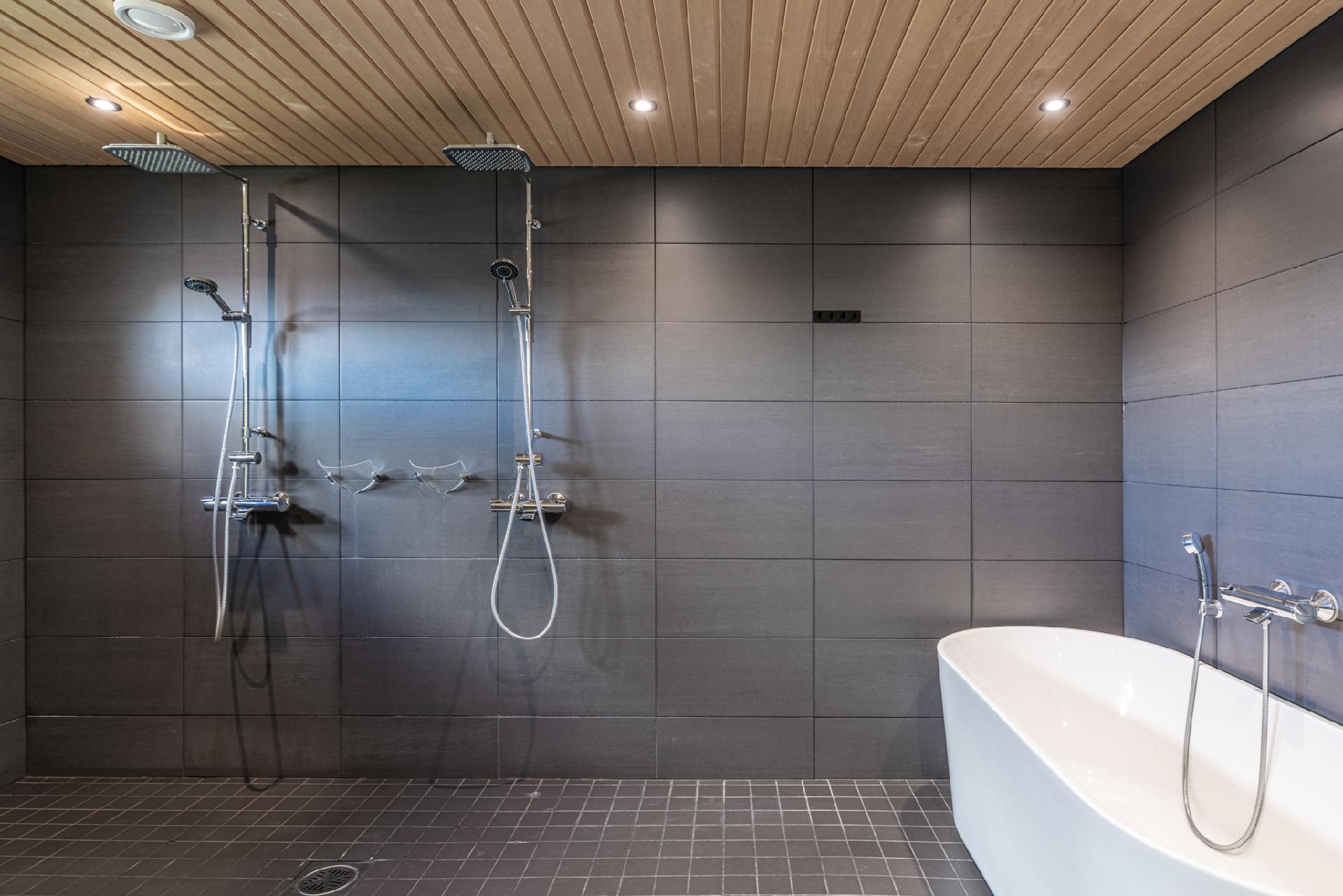 Upea tilava kylpyhuone, jossa myös amme