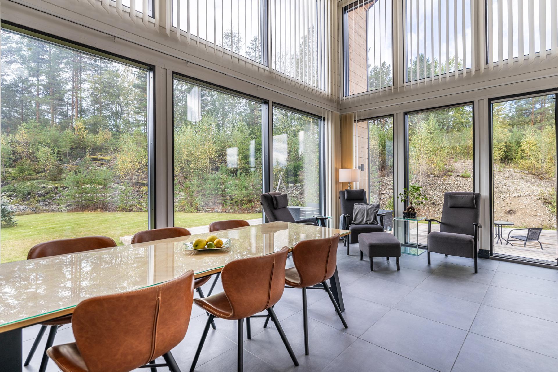 Olohuoneen  ikkunat päästävät luonnonvalon tulvimaan sisään 