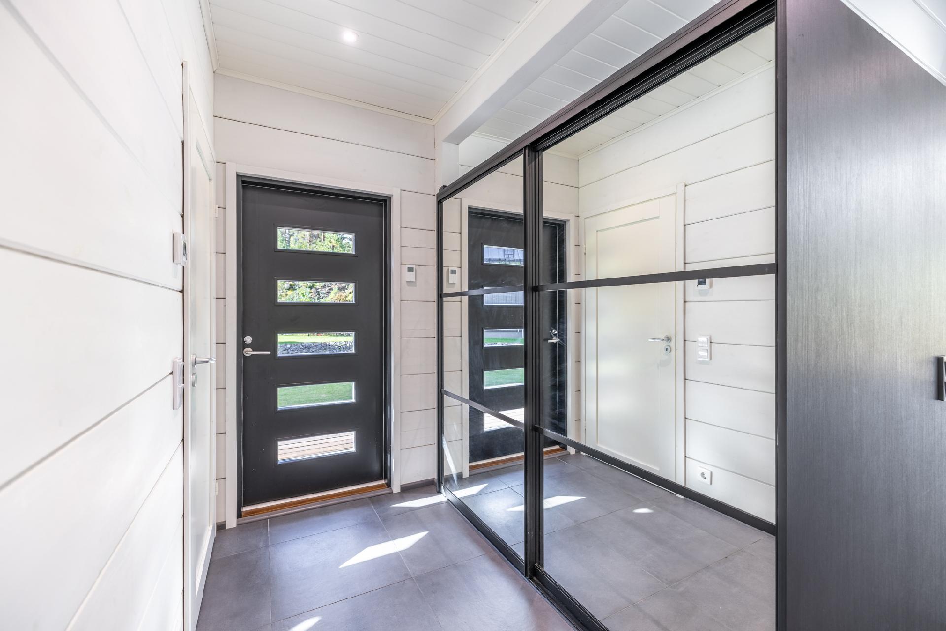 Eteisessä isot liukuovikaapistot