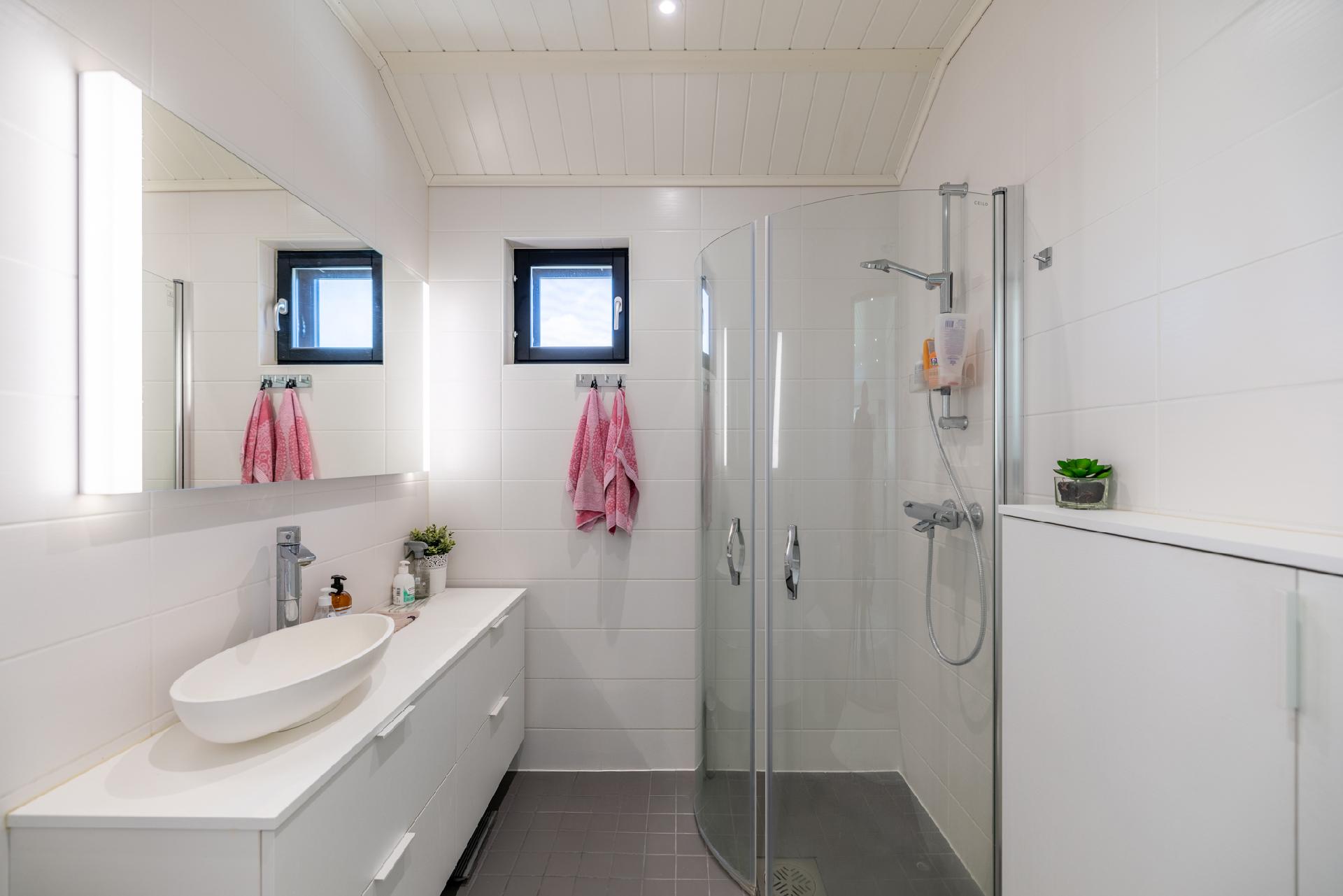 Yläkerran kylpyhuone