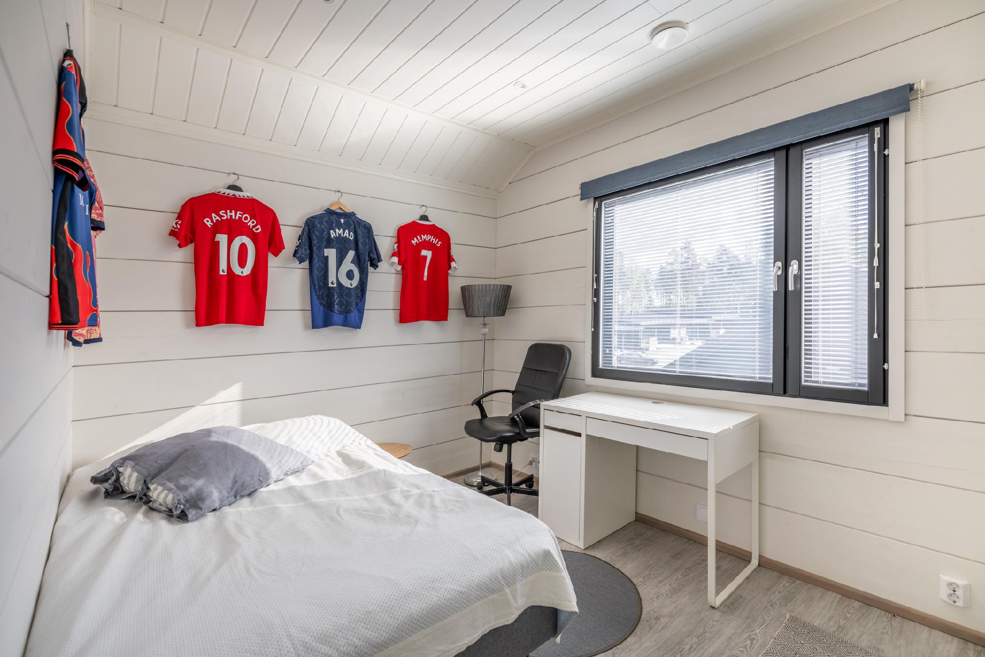 Yläkerran makuuhuone 2