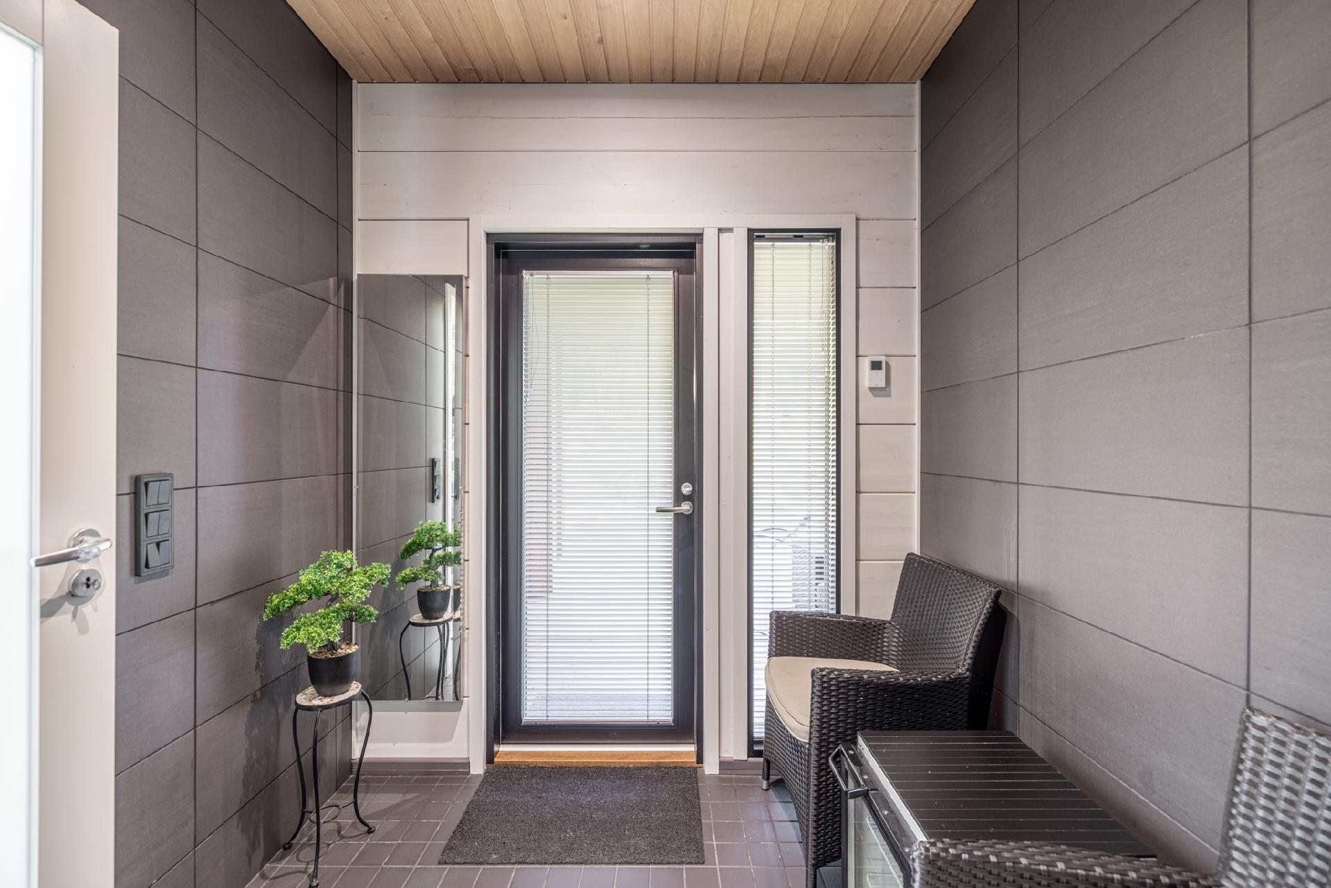 Pukuhuone, josta käynti terassille