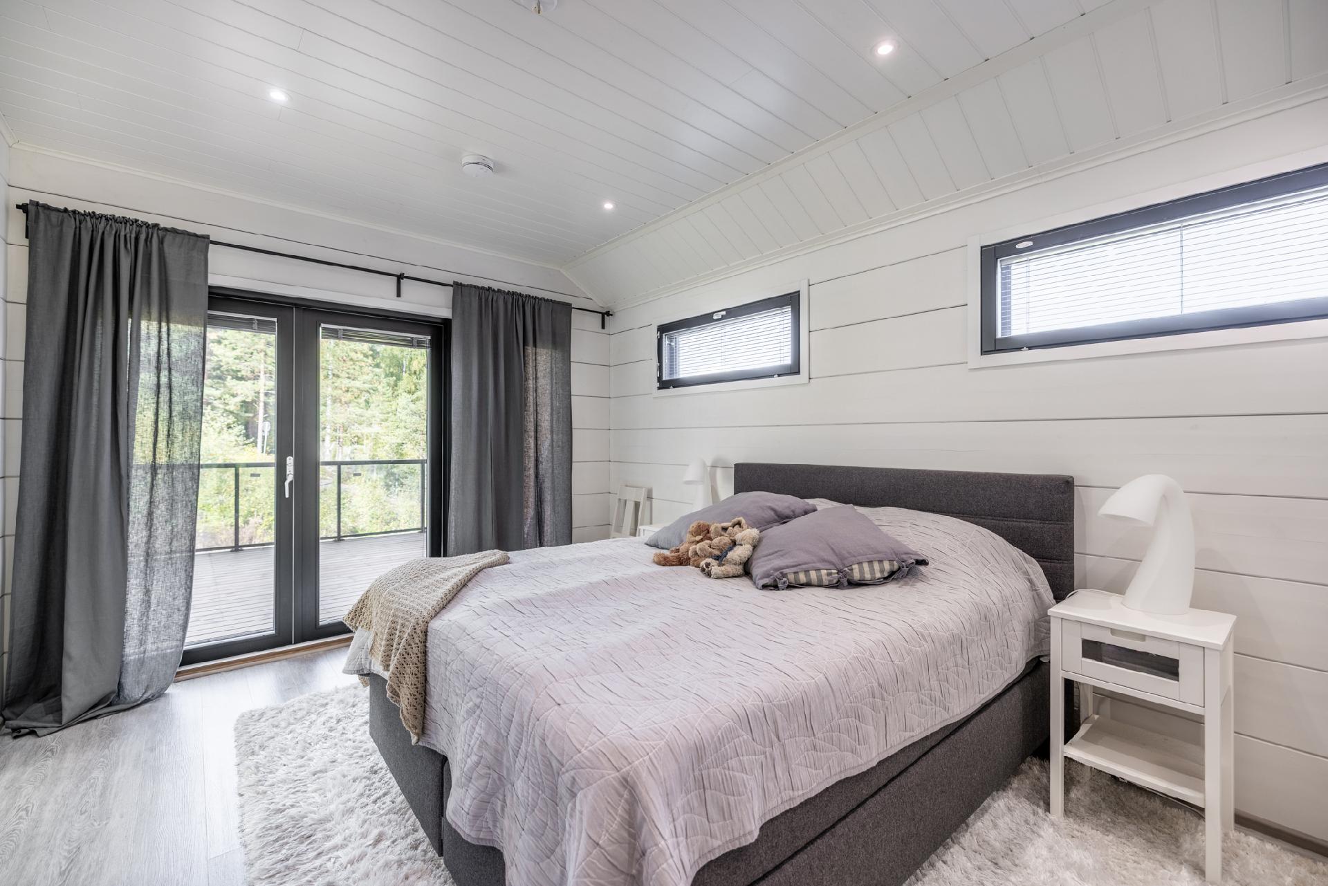 Päämakuuhuoneesta käynti suojaisalle parvekkeelle.