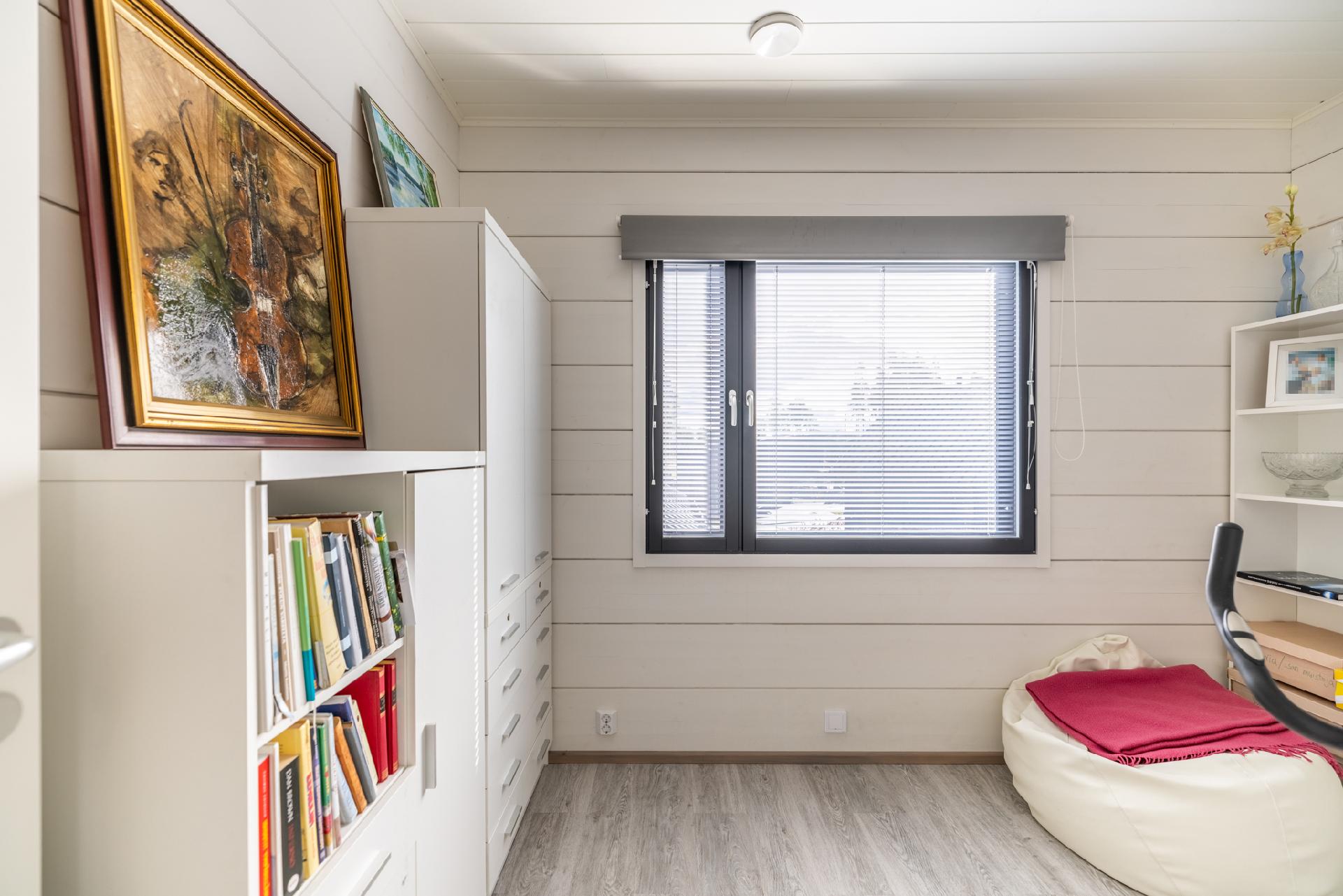 Yläkerran makuuhuone 3