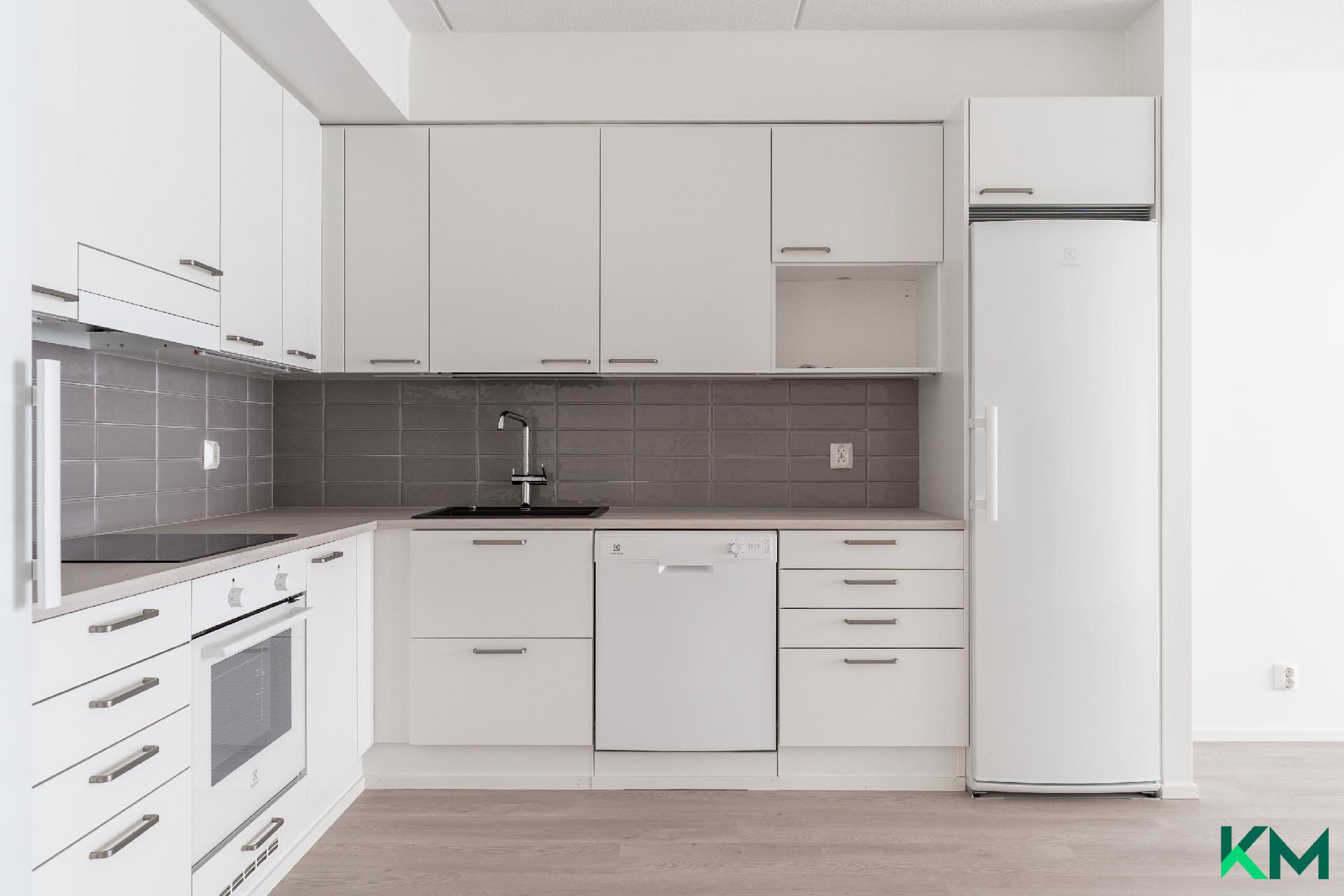 Hyvin varusteltu keittiö