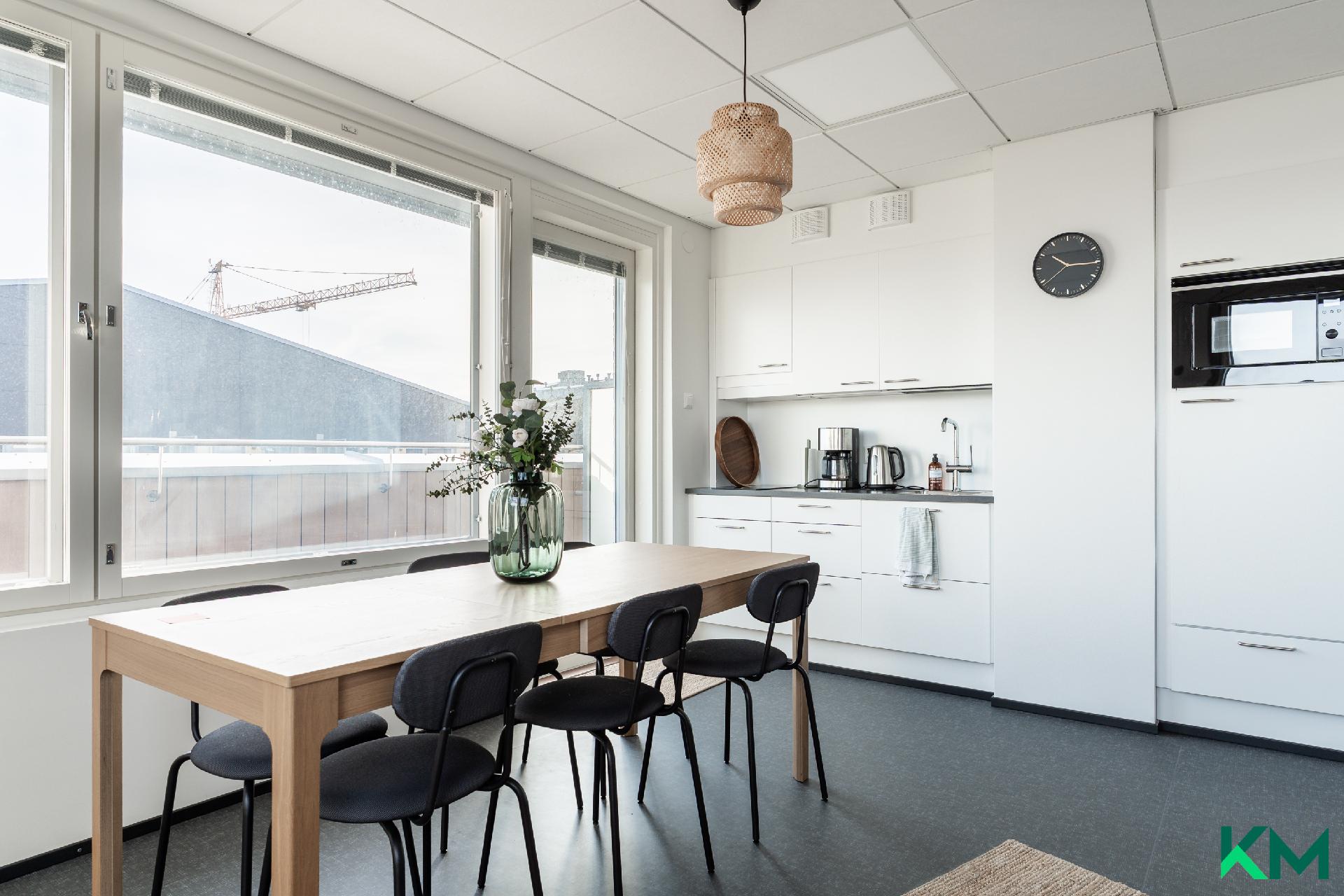 Yläkerran etätyö ja monitoimipiste asukkaiden käytössä.