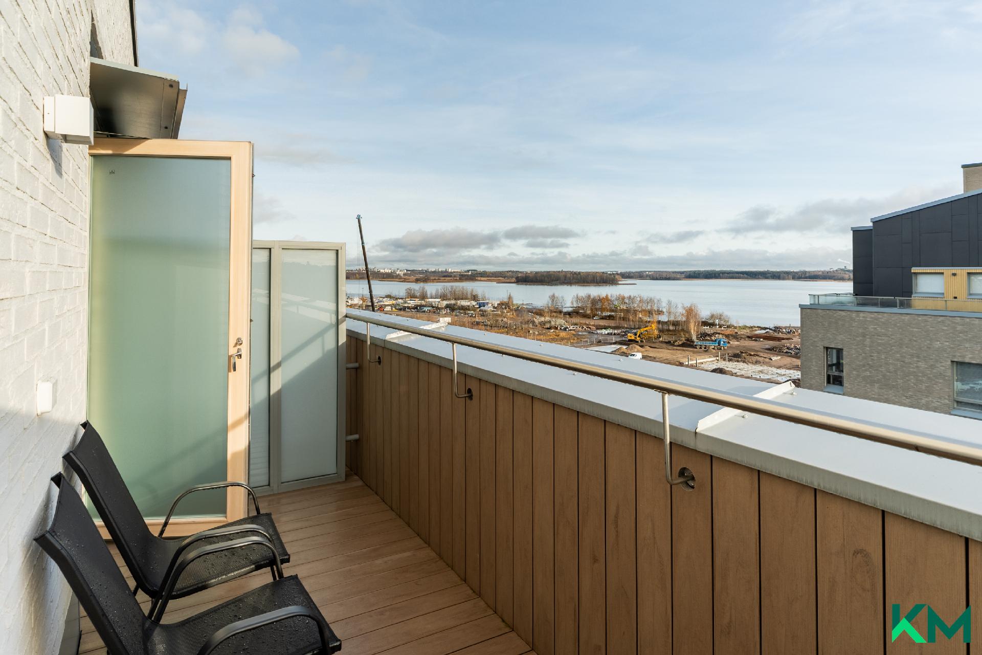 Yhtiön saunaterassilta itään päin.