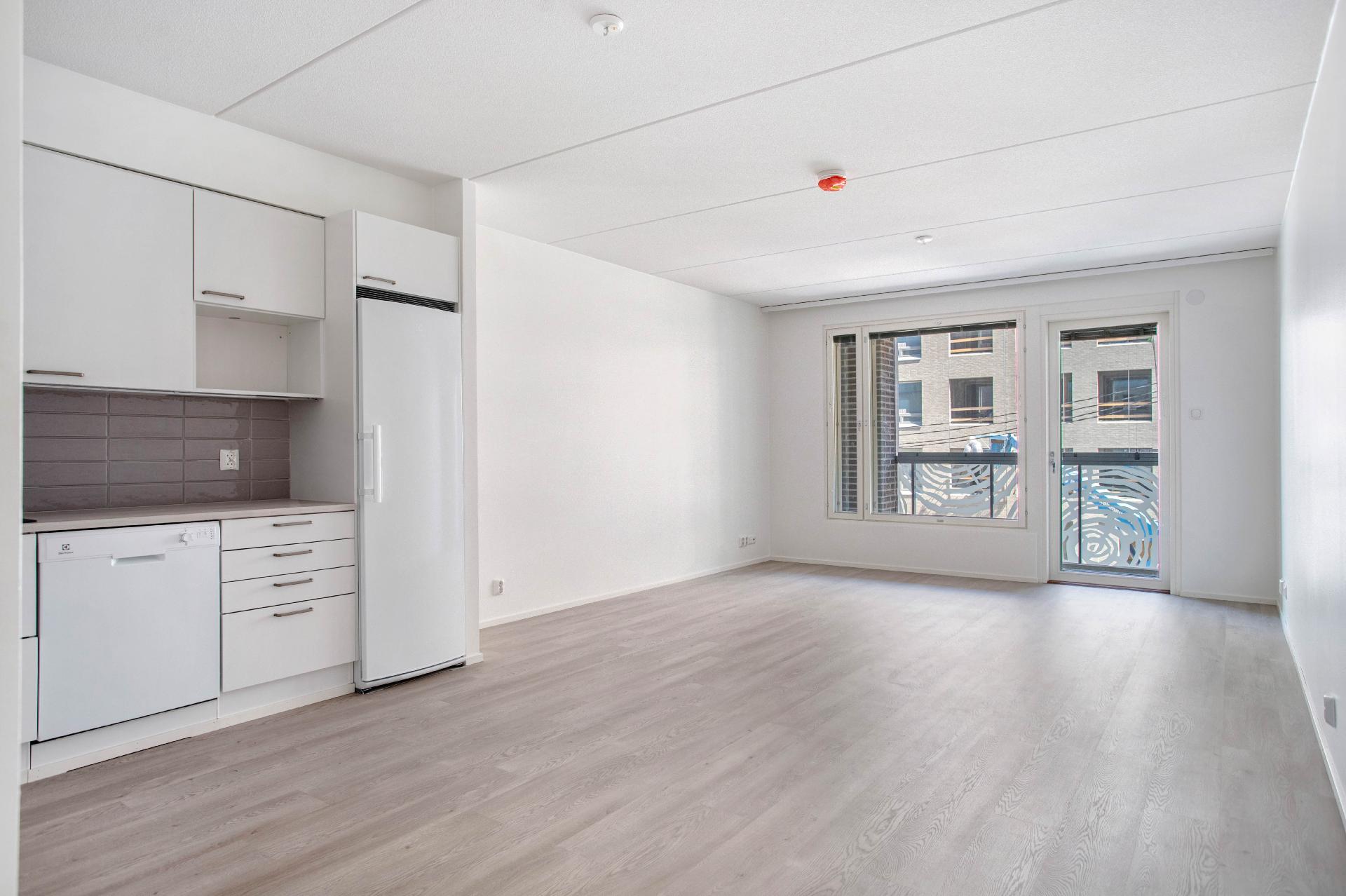 Sisääntulo keittiöstä olohuoneeseen