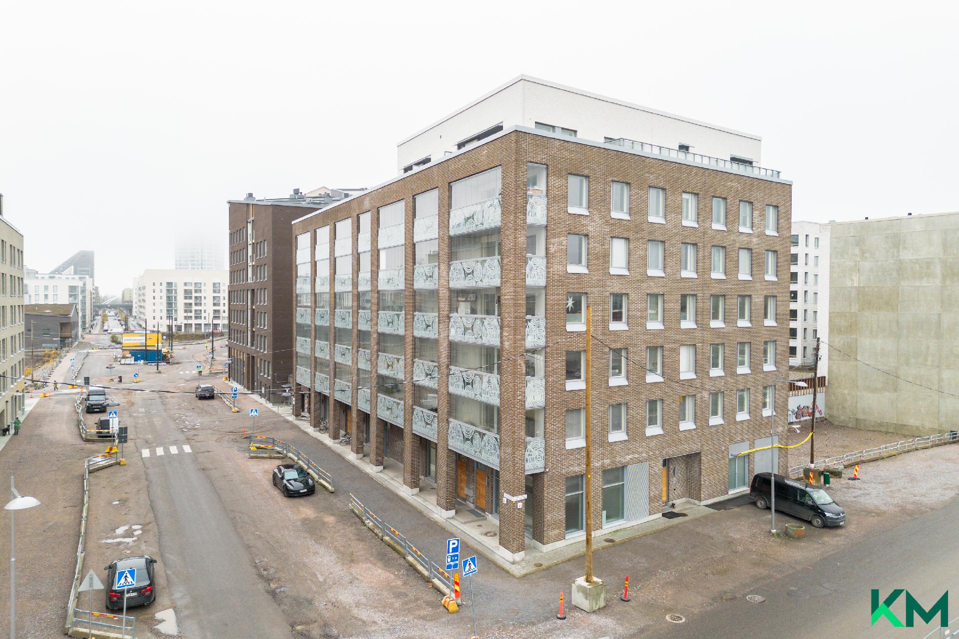 Julkisivu Kalatamankadun suuntaisesti