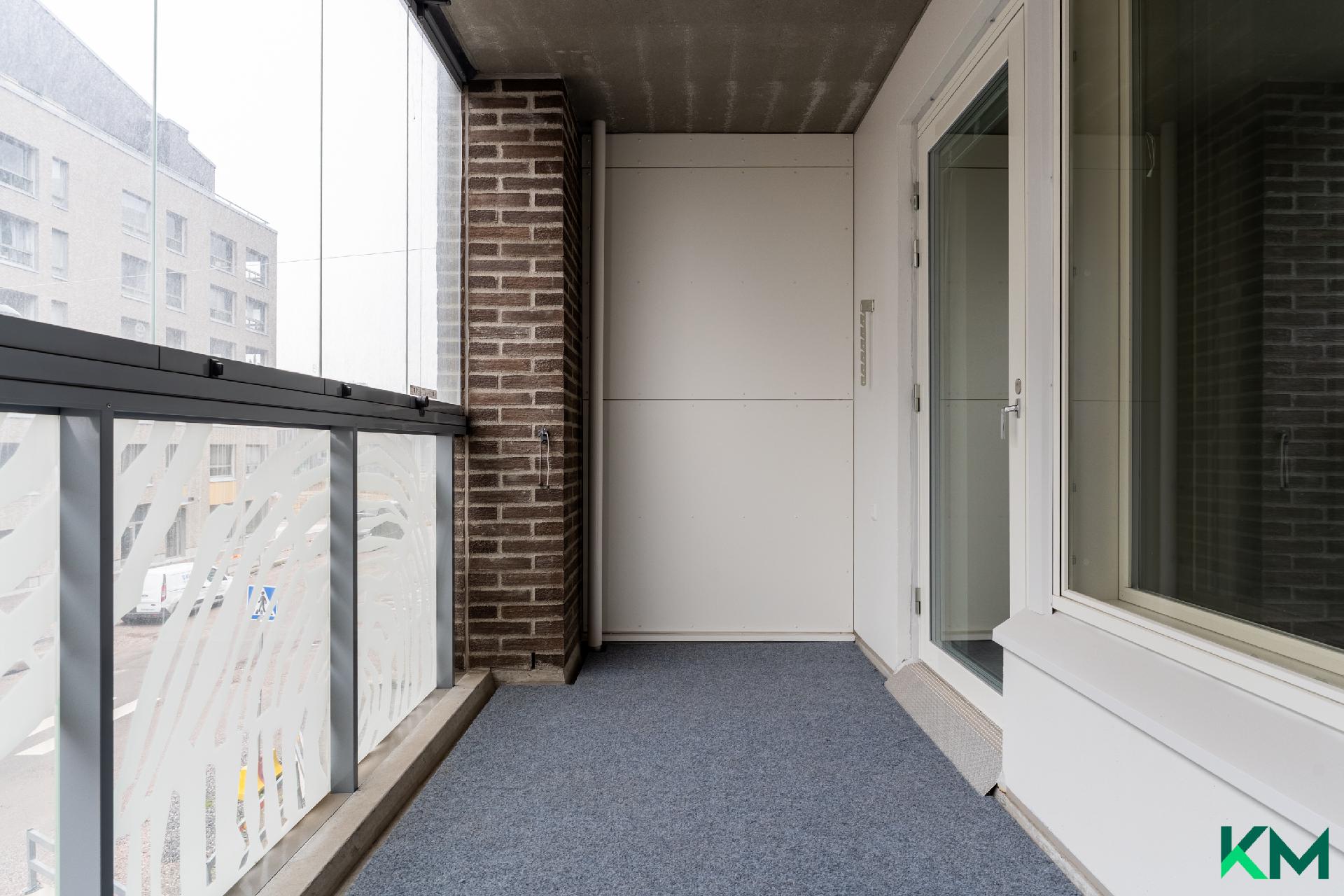 Lasitettu parveke sisäpihan suuntaan