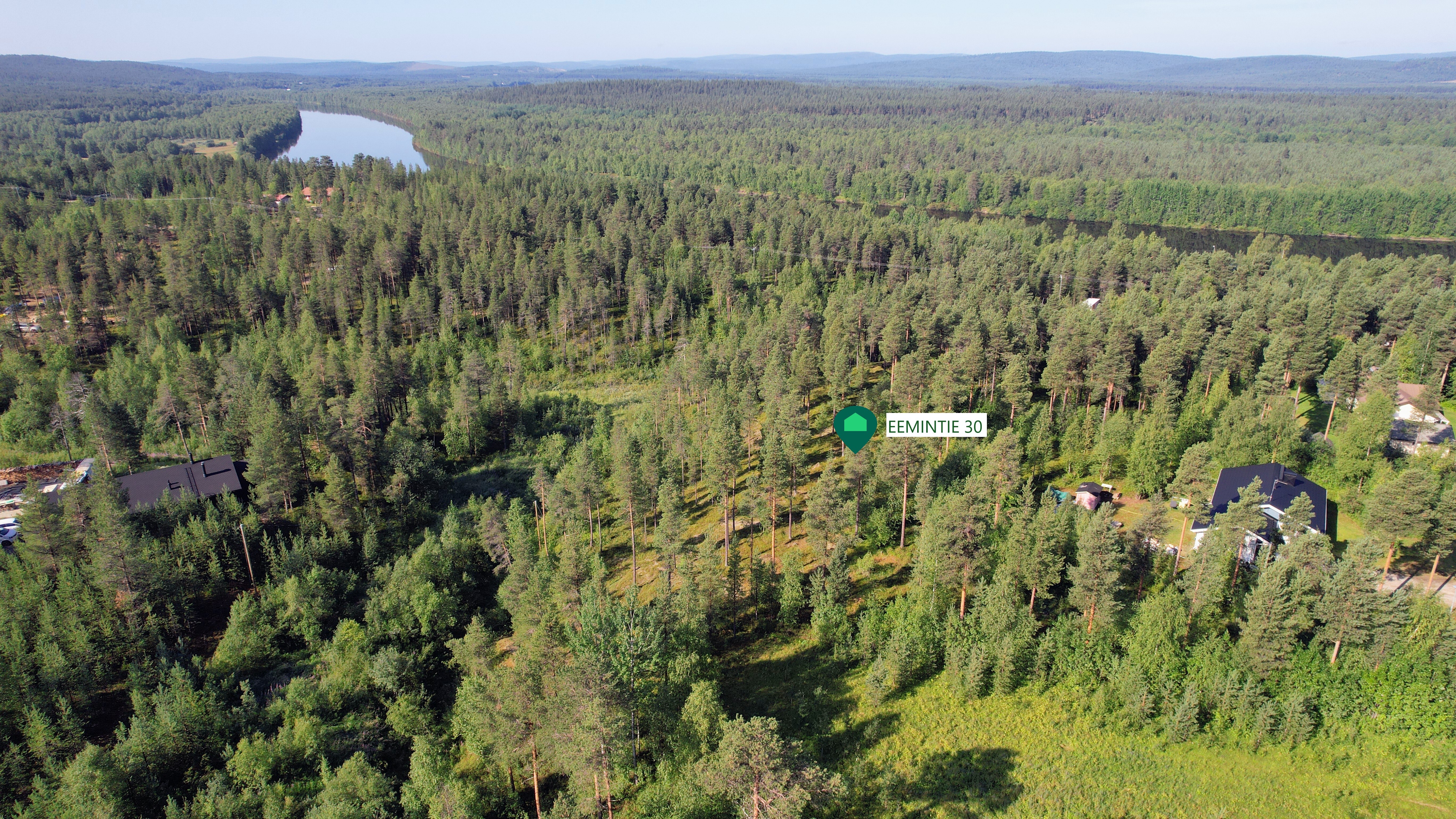 Eemintie 30 sijaitsee rauhallisessa metsikössä, jonka rinteen alapuolella virtaa Saarineitämöoja.