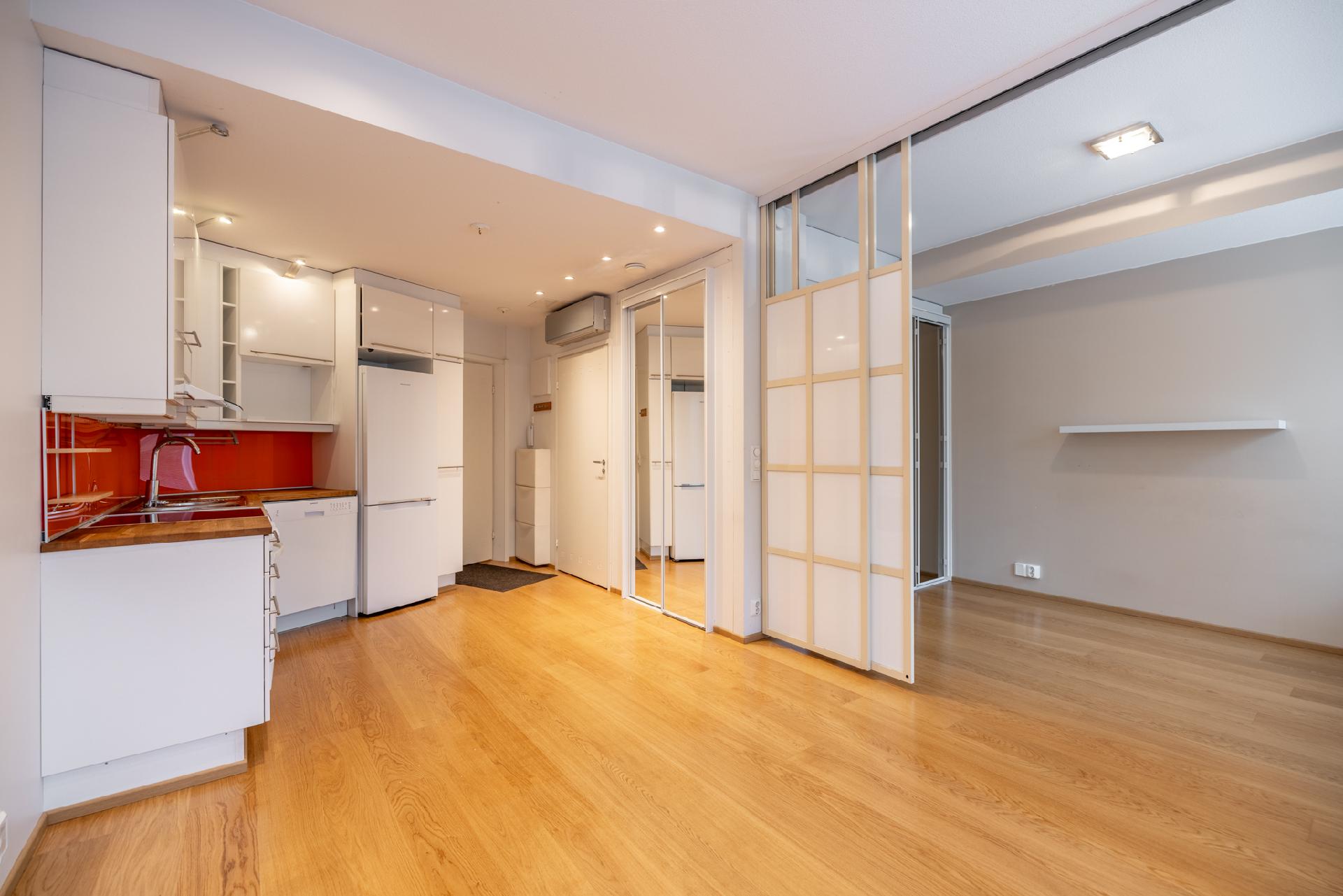 Olohuoneen ja makuuhuoneen tilanjakajana toimii kätevät liukuovet