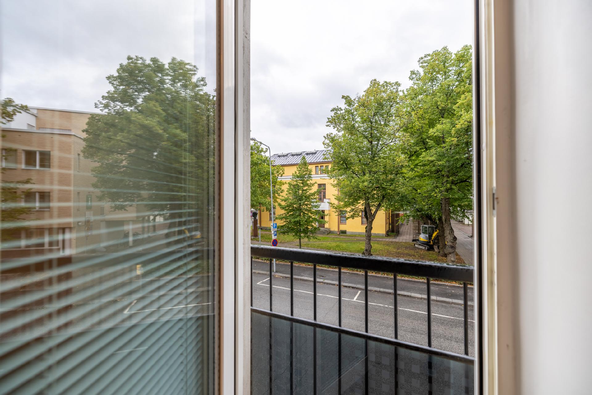 Ranskalainen parveke ja näkymät Maaherrankadulle