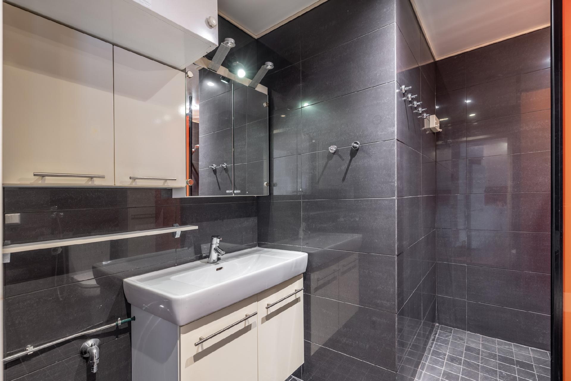 Kylpyhuoneessa pesukoneelle paikka lavuaarin vieressä